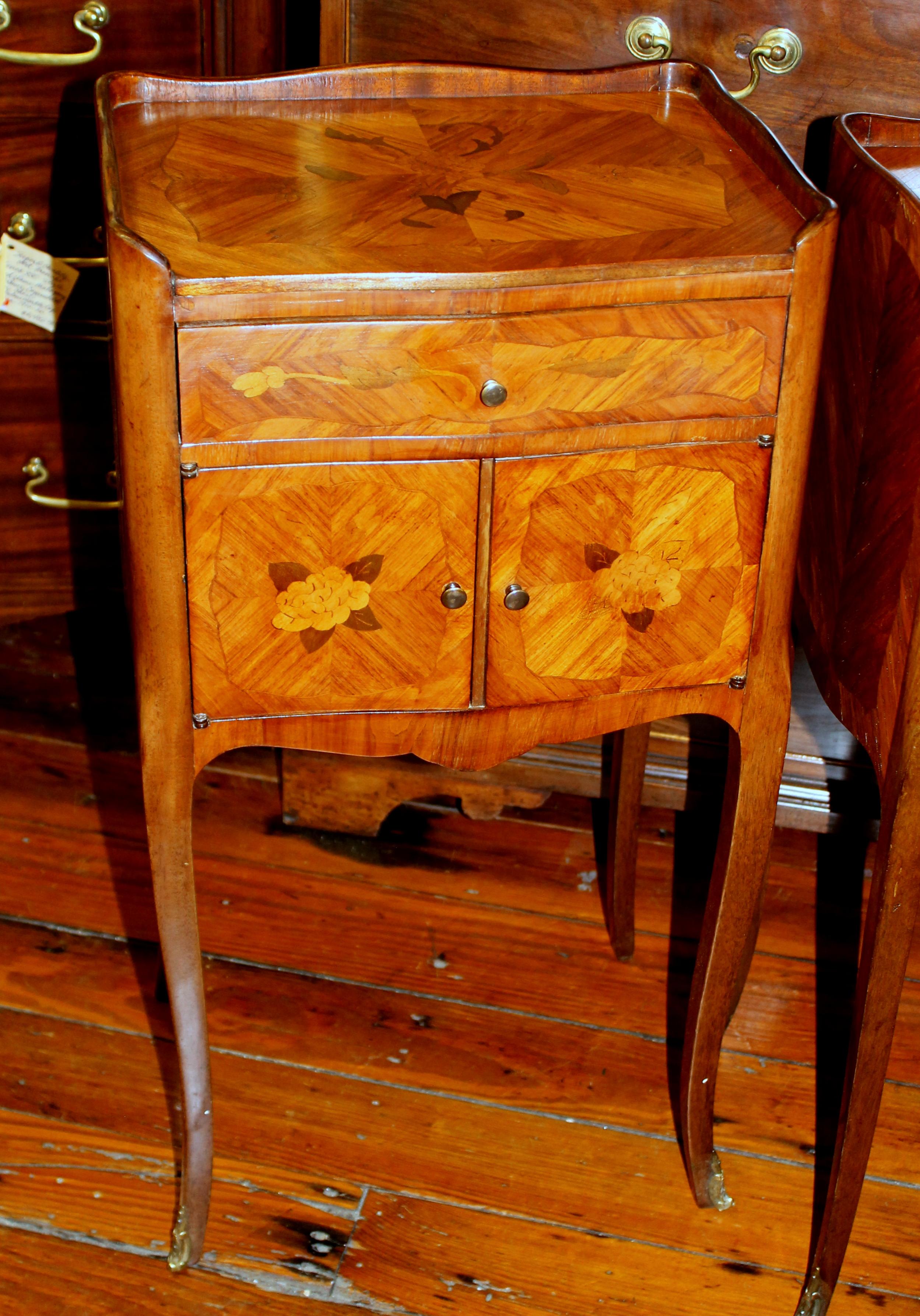 Pair of Old French Marquetry Inlaid King Wood Louis XV Style Bedside Tables In Good Condition In Charleston, SC