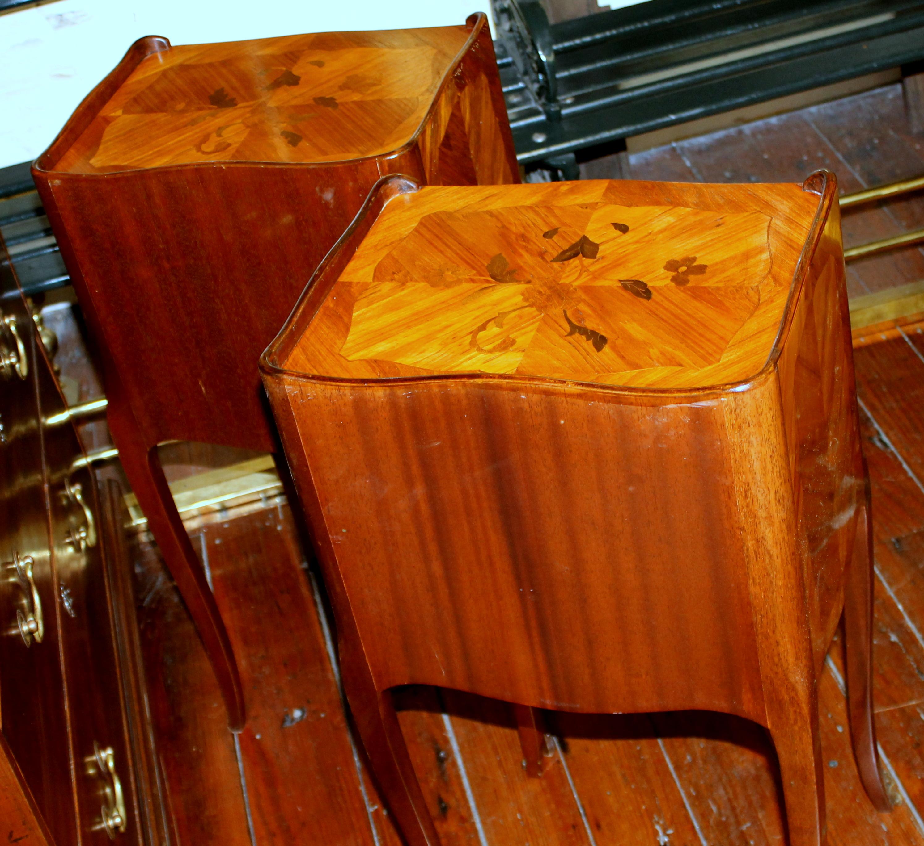 20th Century Pair of Old French Marquetry Inlaid King Wood Louis XV Style Bedside Tables