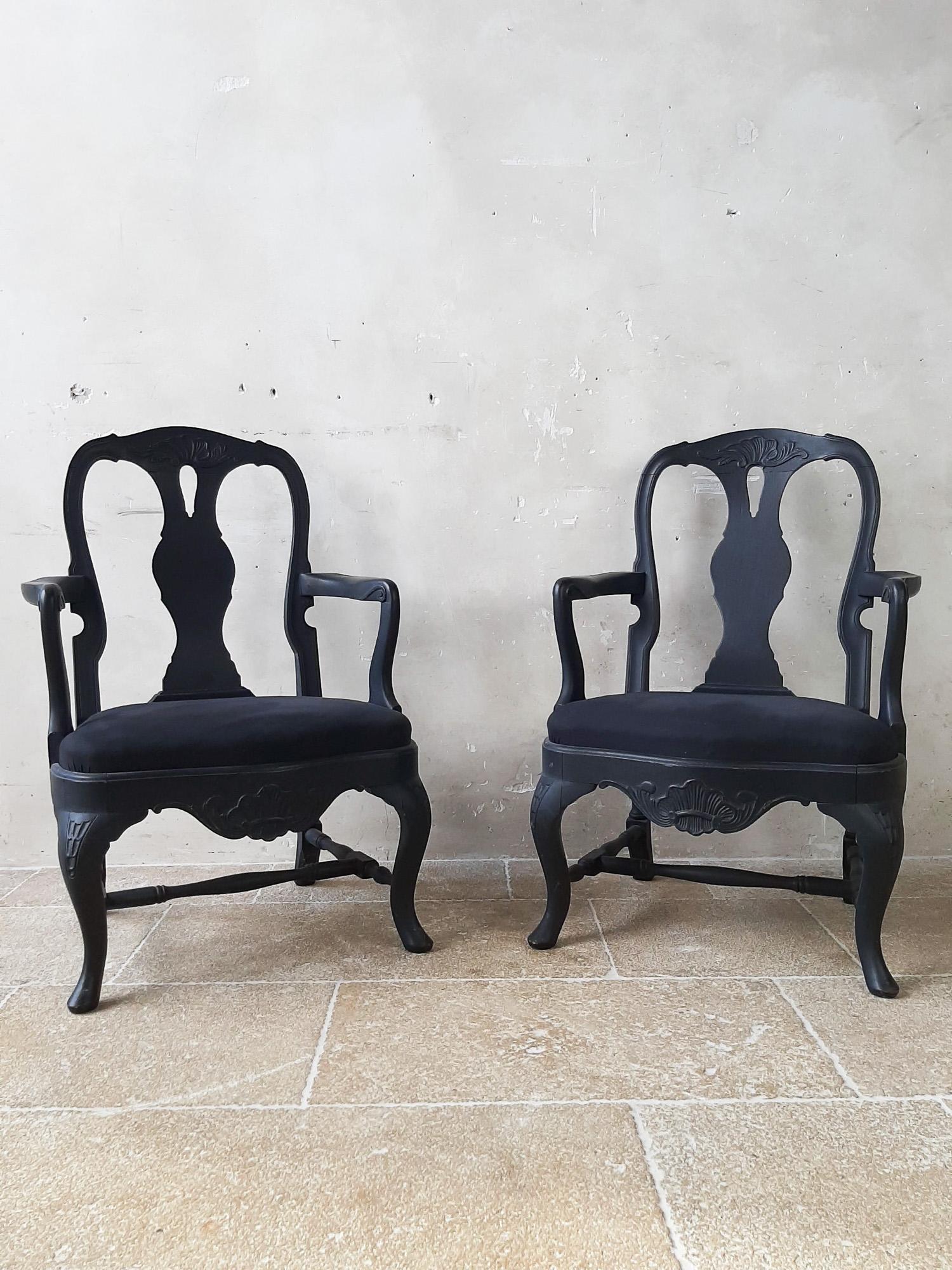 Pair of old French renovated armchairs in black. These old wooden chairs have a beautiful carved detail on the front and legs. Stylishly renovated with charcoal black patina and black upholstery.

Measure: H 93 x W 64 x D 50 cm
seat height 42