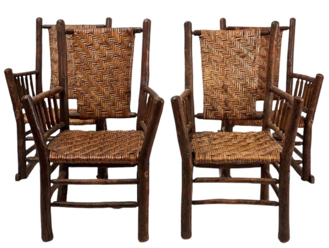 Paire de fauteuils en hickory des années 1930 avec cannage avant et arrière d'origine. Des chaises solides et robustes prêtes à l'emploi. Ces chaises sont assorties à l'autre ensemble de chaises à bascule si vous cherchez un ensemble groupé. Les