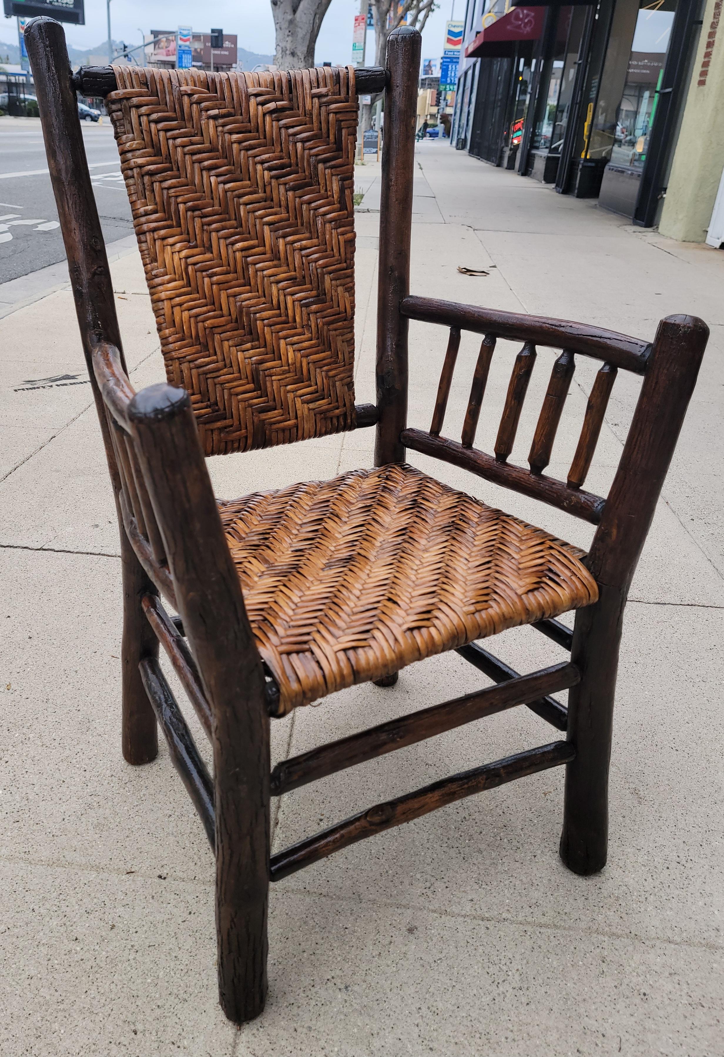 Cette paire de fauteuils signés Old Hickory Furniture Company est en très bon état.  et très solide. Les sièges et les dossiers sont tissés à la main et sont tous d'origine. Ces chaises sont en belle surface ancienne et ont été recouvertes d'un