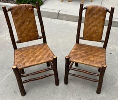 Paire de chaises anciennes en hickory avec dossier et assise tissés d'origine