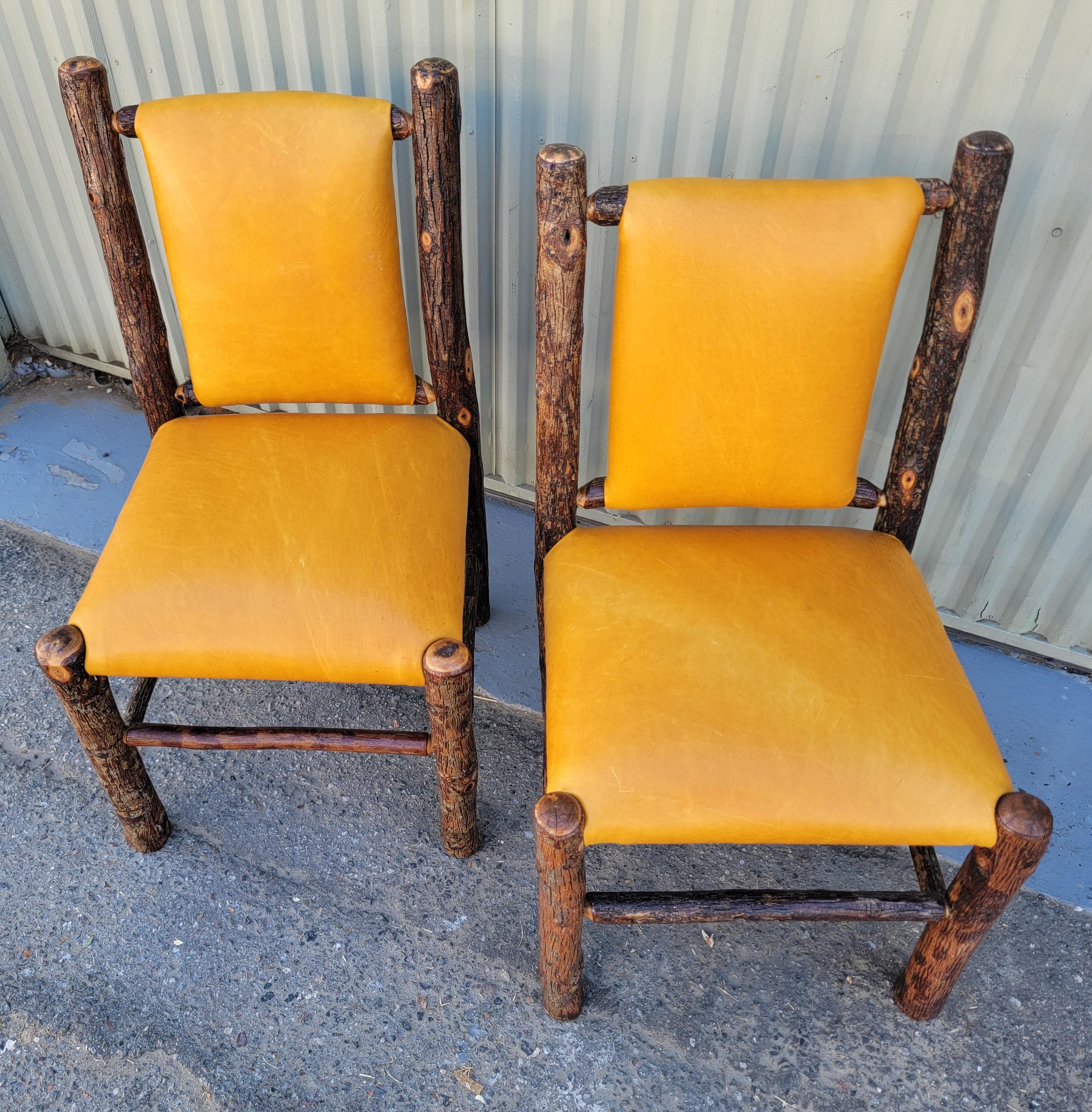 Stile Adirondack Coppia di vecchie sedie rivestite in pelle di Hickory in vendita