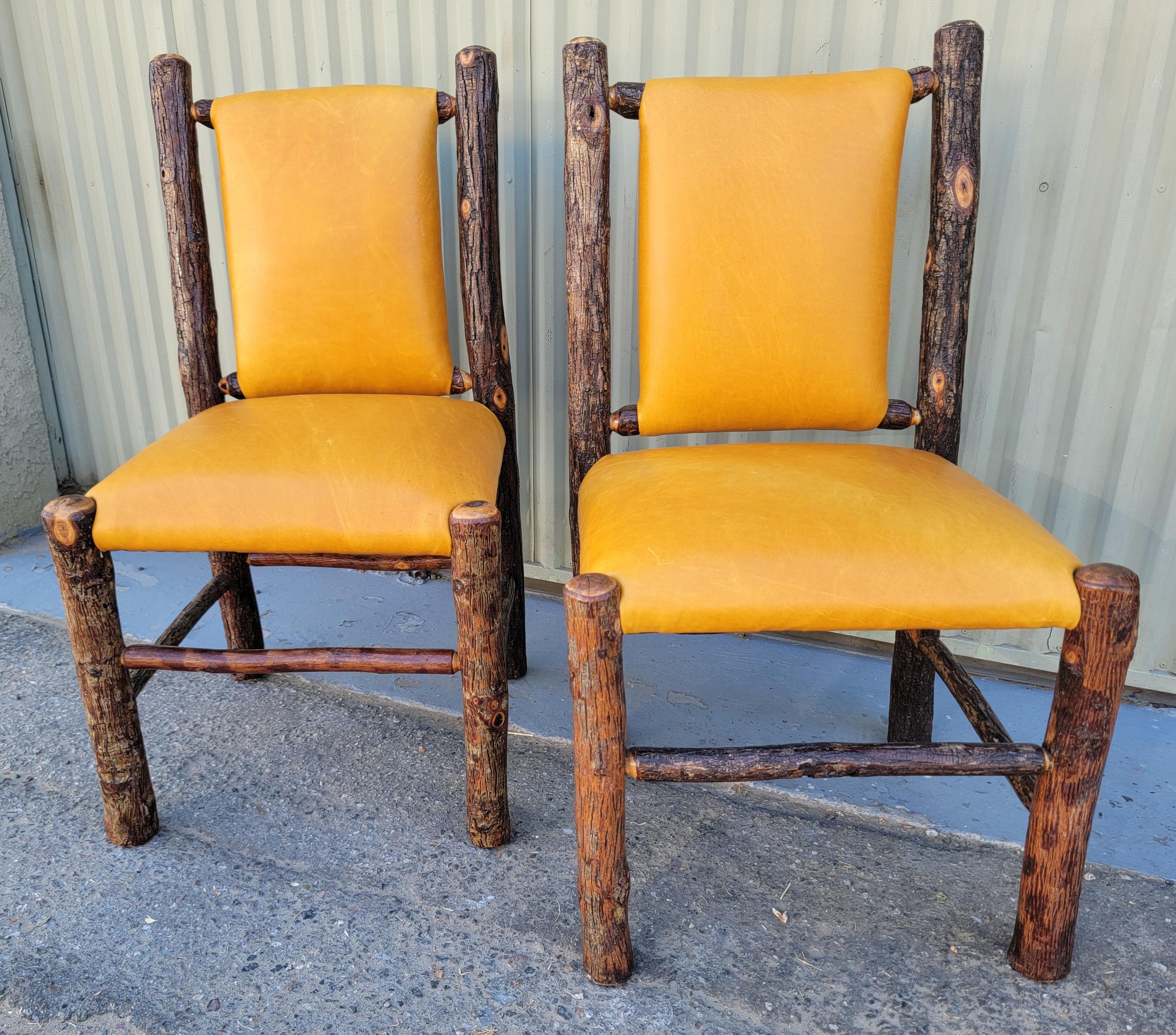 Americano Coppia di vecchie sedie rivestite in pelle di Hickory in vendita