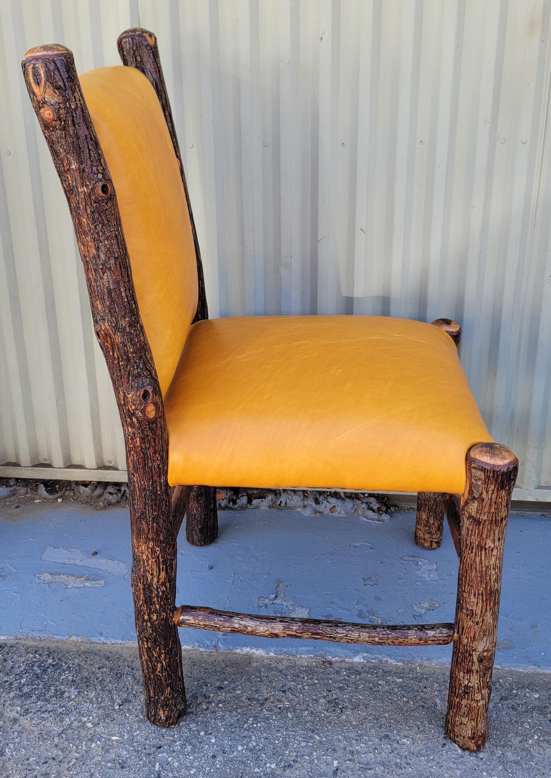 Coppia di vecchie sedie rivestite in pelle di Hickory In condizioni buone in vendita a Los Angeles, CA
