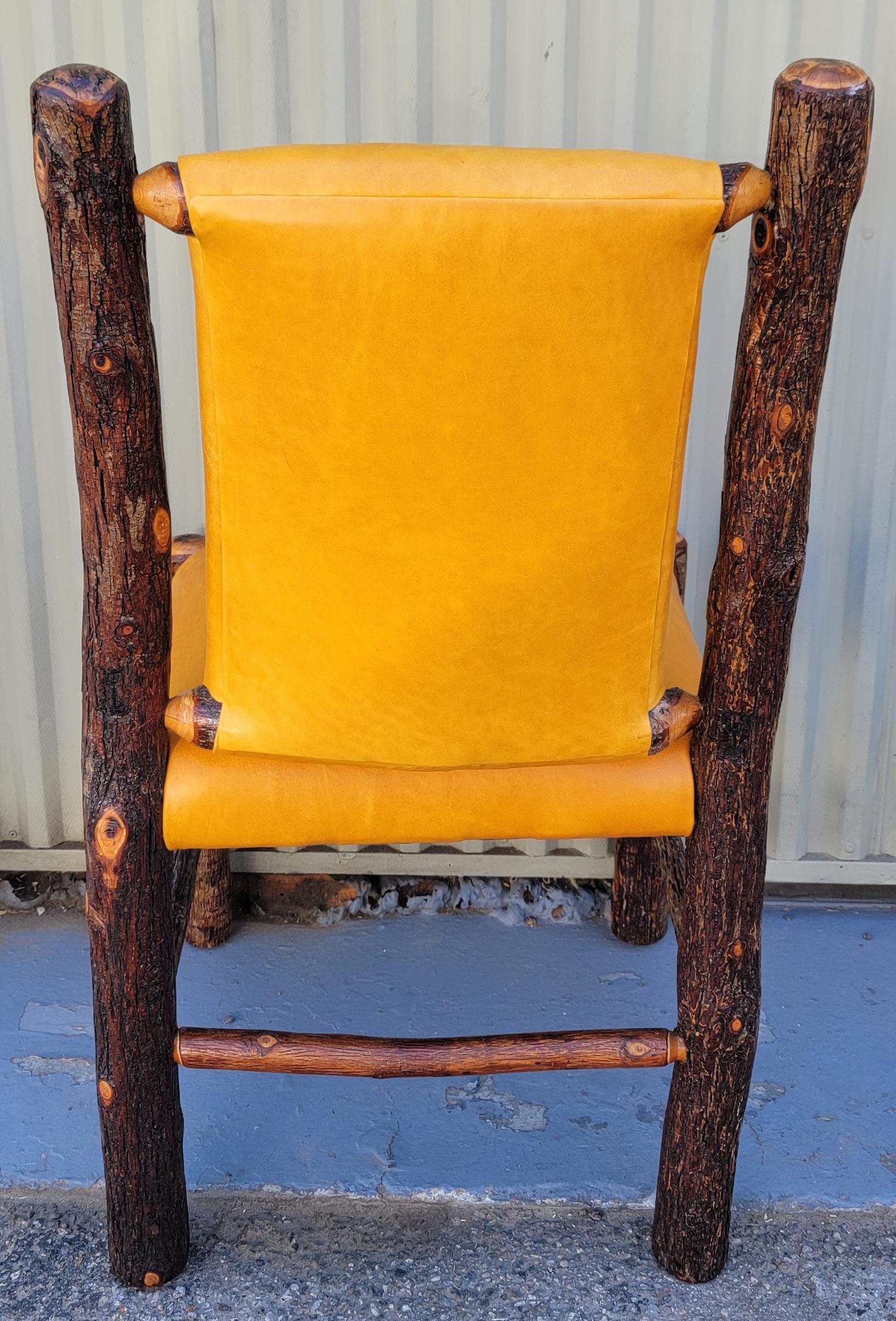 Coppia di vecchie sedie rivestite in pelle di Hickory in vendita 1
