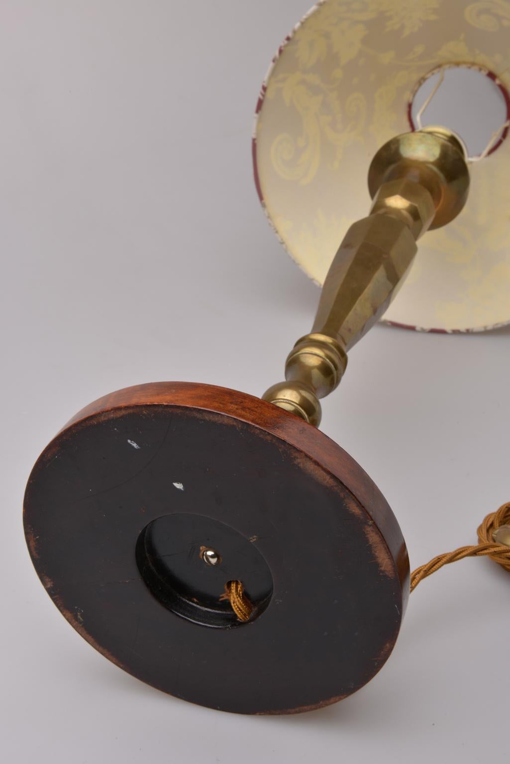 Bronzato Coppia di vecchie lampade da tavolo americane in ottone massiccio in vendita