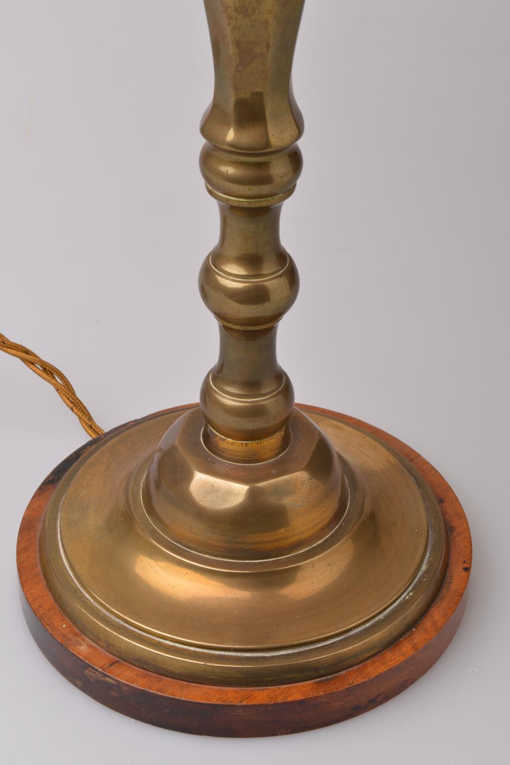 XX secolo Coppia di vecchie lampade da tavolo americane in ottone massiccio in vendita