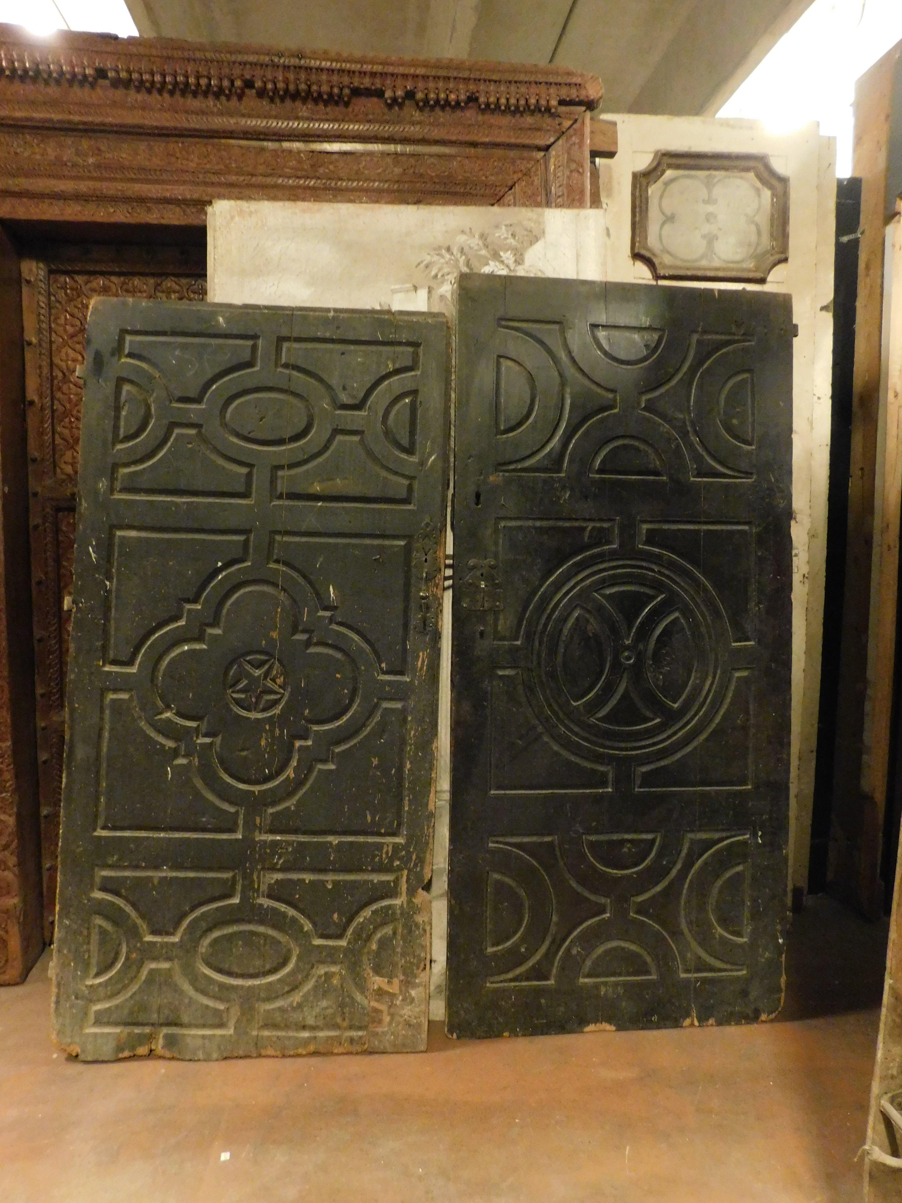 Antikes Paar alte, schwarz lackierte und handgeschnitzte Innentüren, die im 18. Jahrhundert in Italien für einen Adelspalast der damaligen Zeit von Hand gefertigt wurden.
Sie wurden ohne Rahmen an der Wand angebracht und konnten auch als dekorative