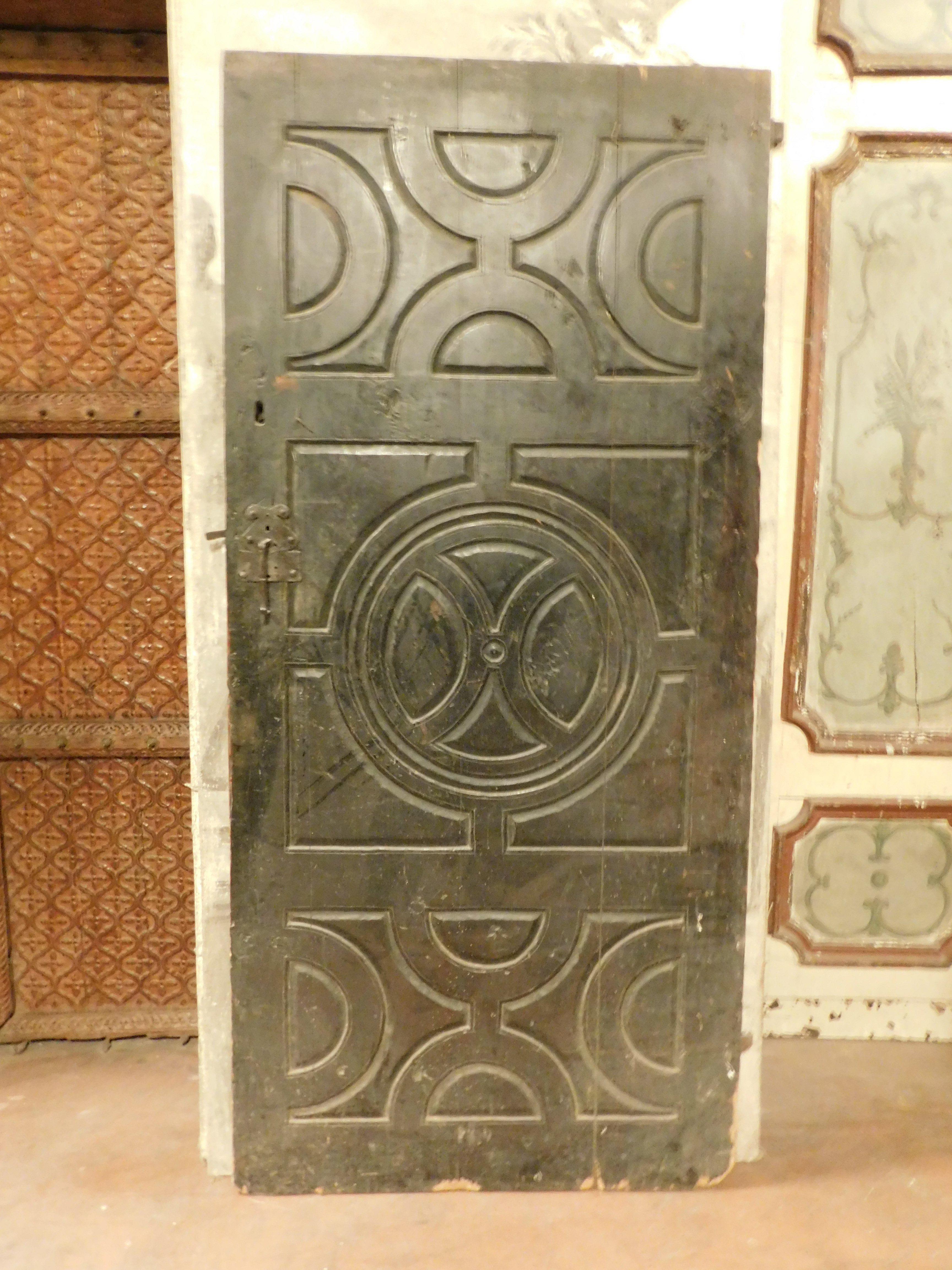 Pair of old interior doors, black lacquered and carved, Italy In Good Condition For Sale In Cuneo, Italy (CN)