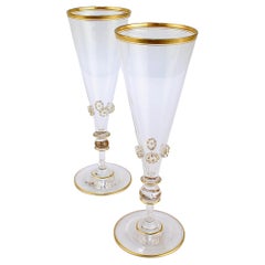 Paire de flûtes à champagne en verre de Bohème ancien ou antique avec nœuds appliqués