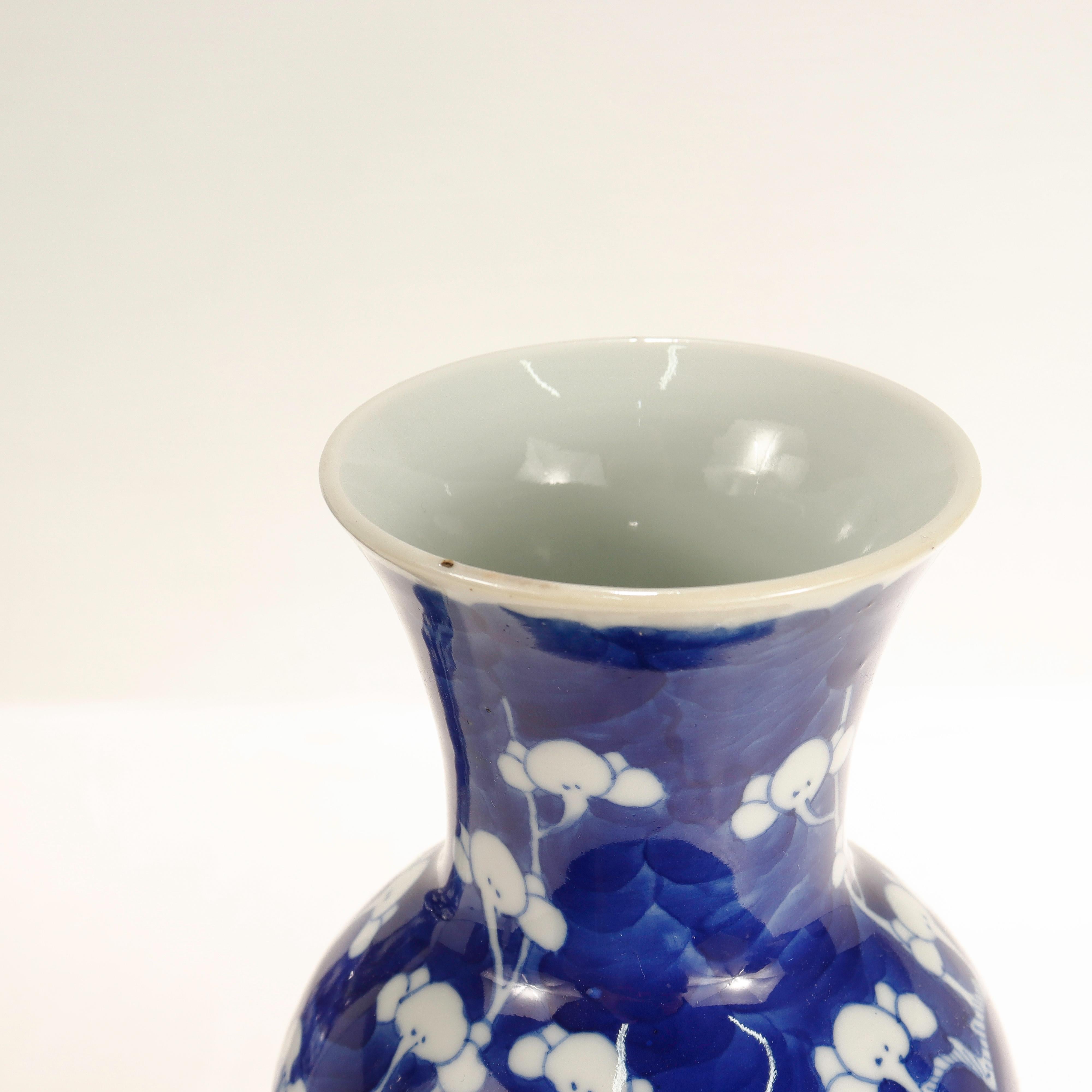 Paire de vases chinois anciens ou anciens en forme de balustre à motif de Prunus ou de Hawthorne 4