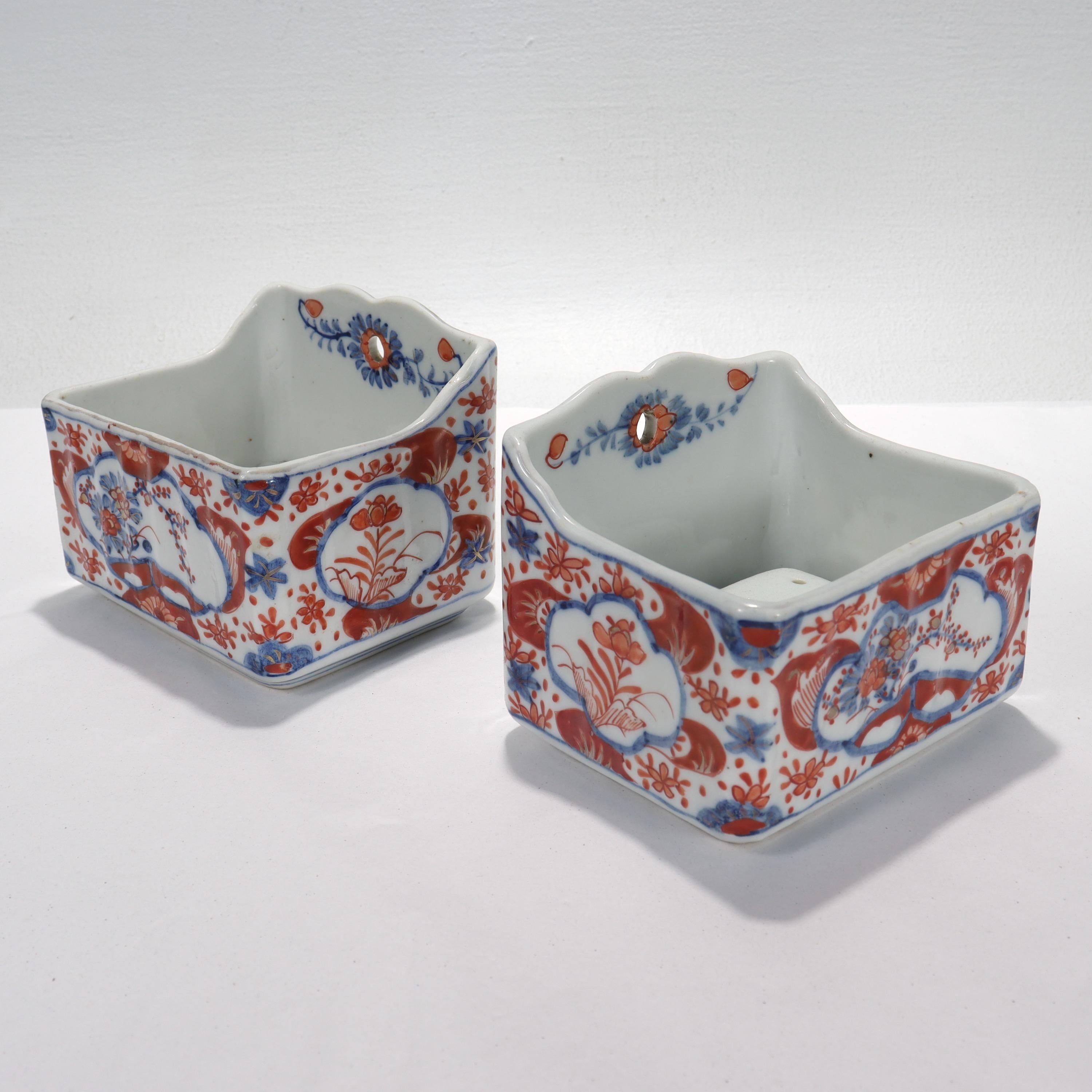 Ein Paar feiner antiker Seifenschalen aus japanischem Imari-Porzellan

Durchgehend mit floralen Verzierungen in Unterglasurblau, eisenroter Farbe und Vergoldung geschmückt.

Jeweils mit einem Sieb im Inneren der Schale.

Einfach ein tolles Paar