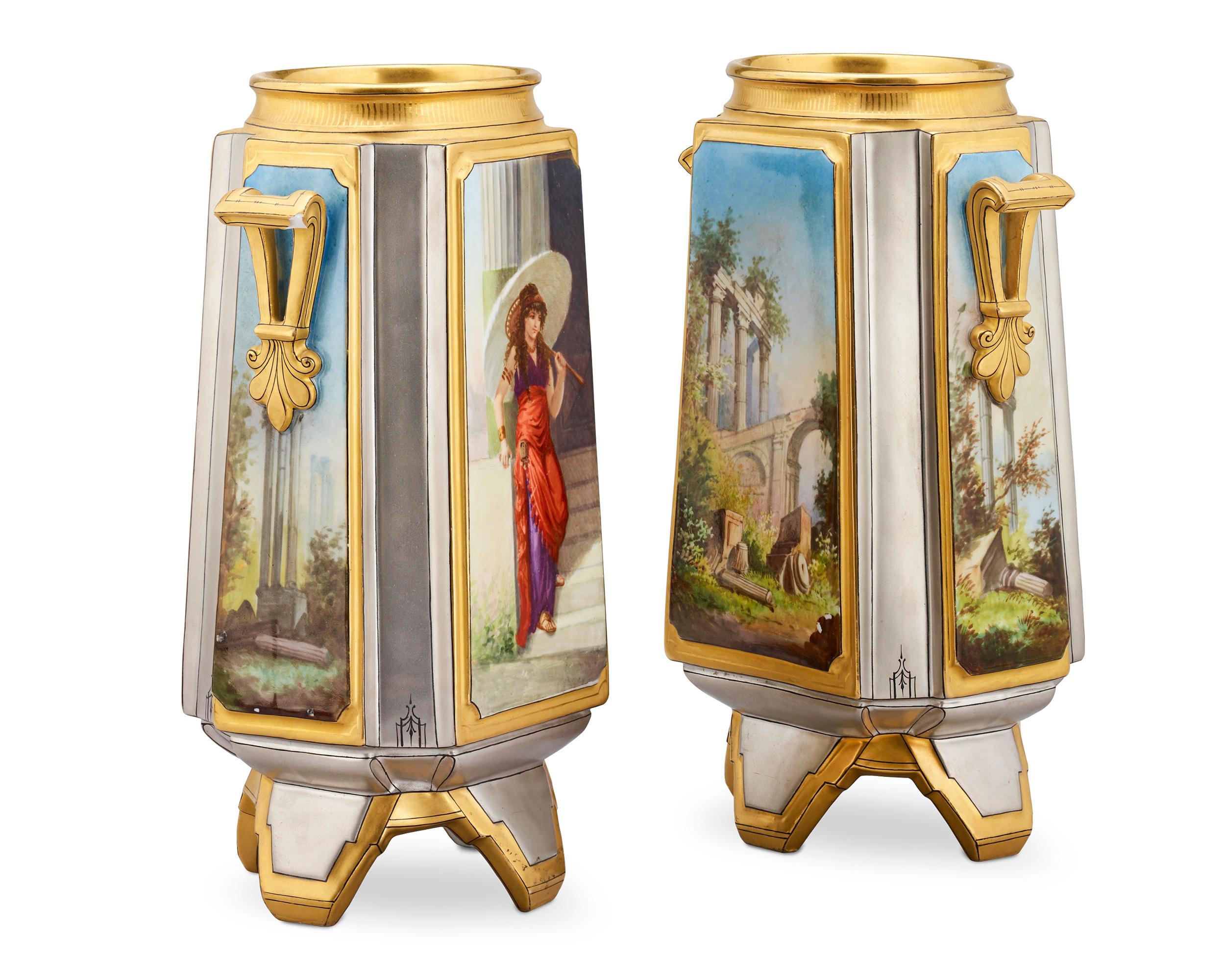 Un'importante coppia di vasi in porcellana Old Paris con fondo in platino e bordi dorati con figure classiche su ciascuno dei pannelli. Condizioni eccellenti.

Circa 1880

Altezza 9 