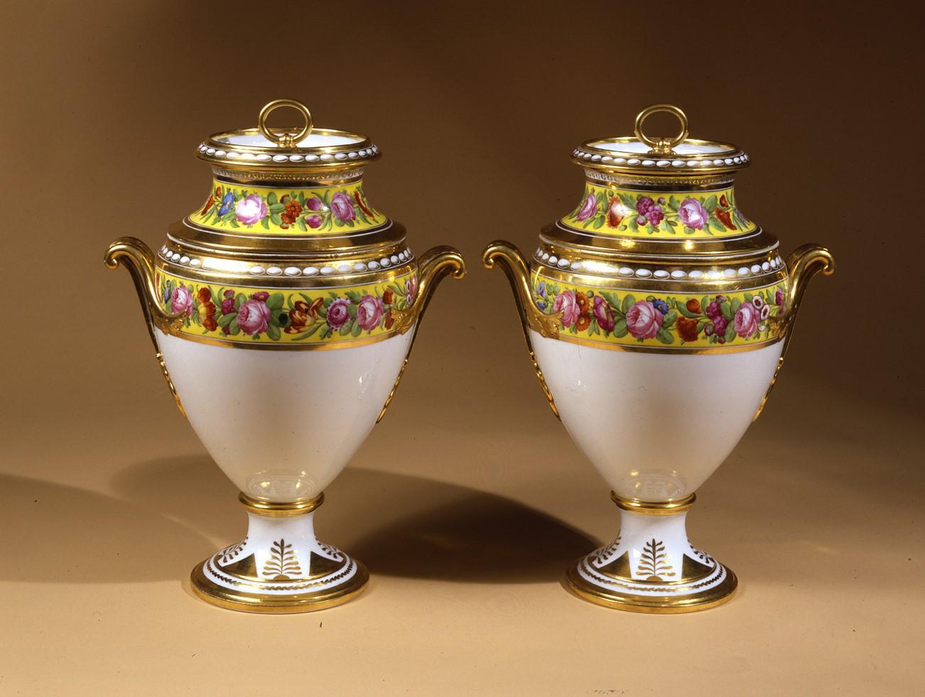 Darte Frères, Paris, made, circa 1820.
Porcelain, partially painted and gilded.
Measures: 14 1/4 in. high, 10 3/8 in. wide (through the handles), 7 3/4 in. deep.
Signed (with stencil, in black, on the bottom of each): Darte. f.

Recorded: cf.