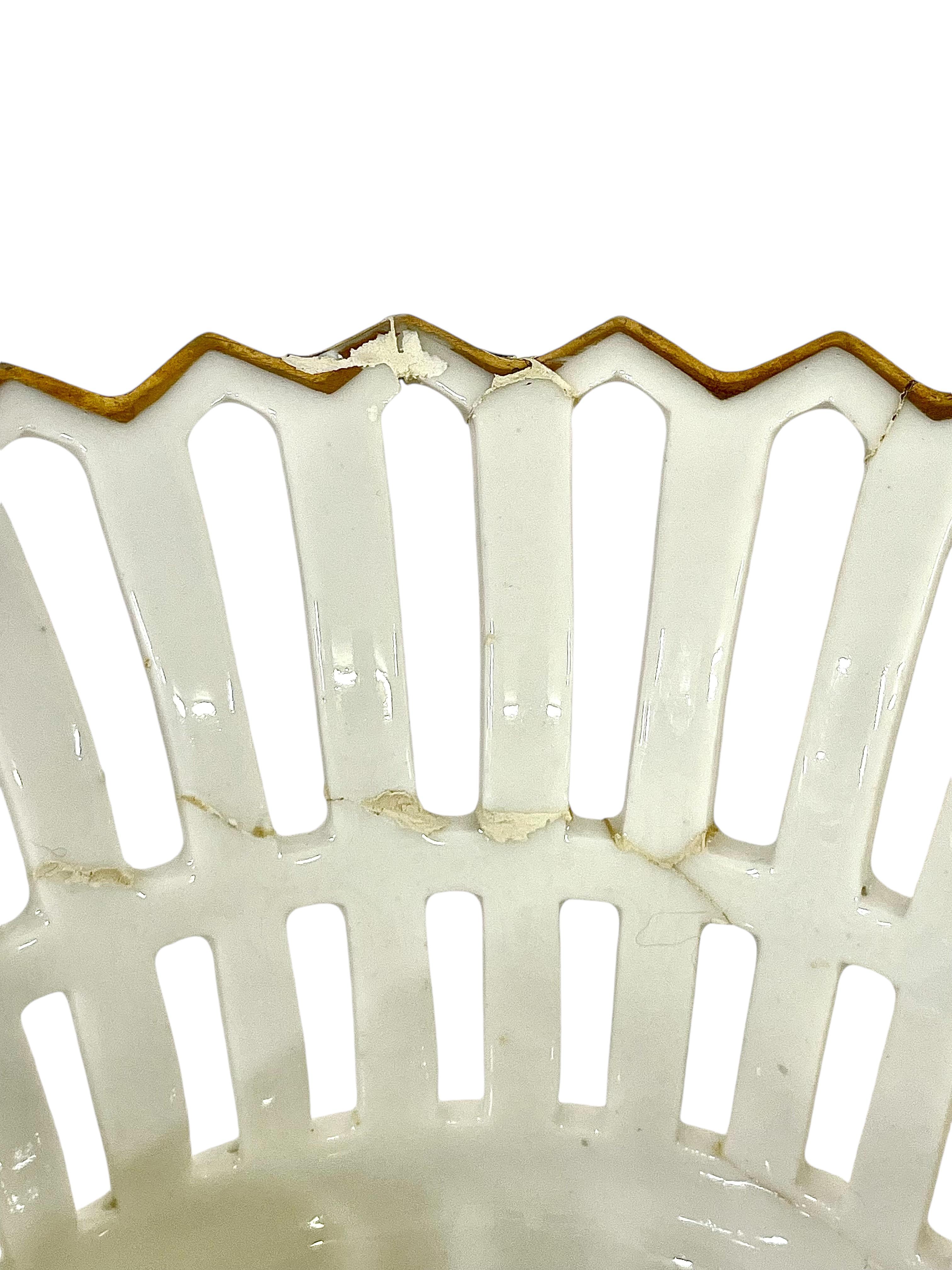 Pair of Old Paris Porcelain Empire Baskets For Sale 4