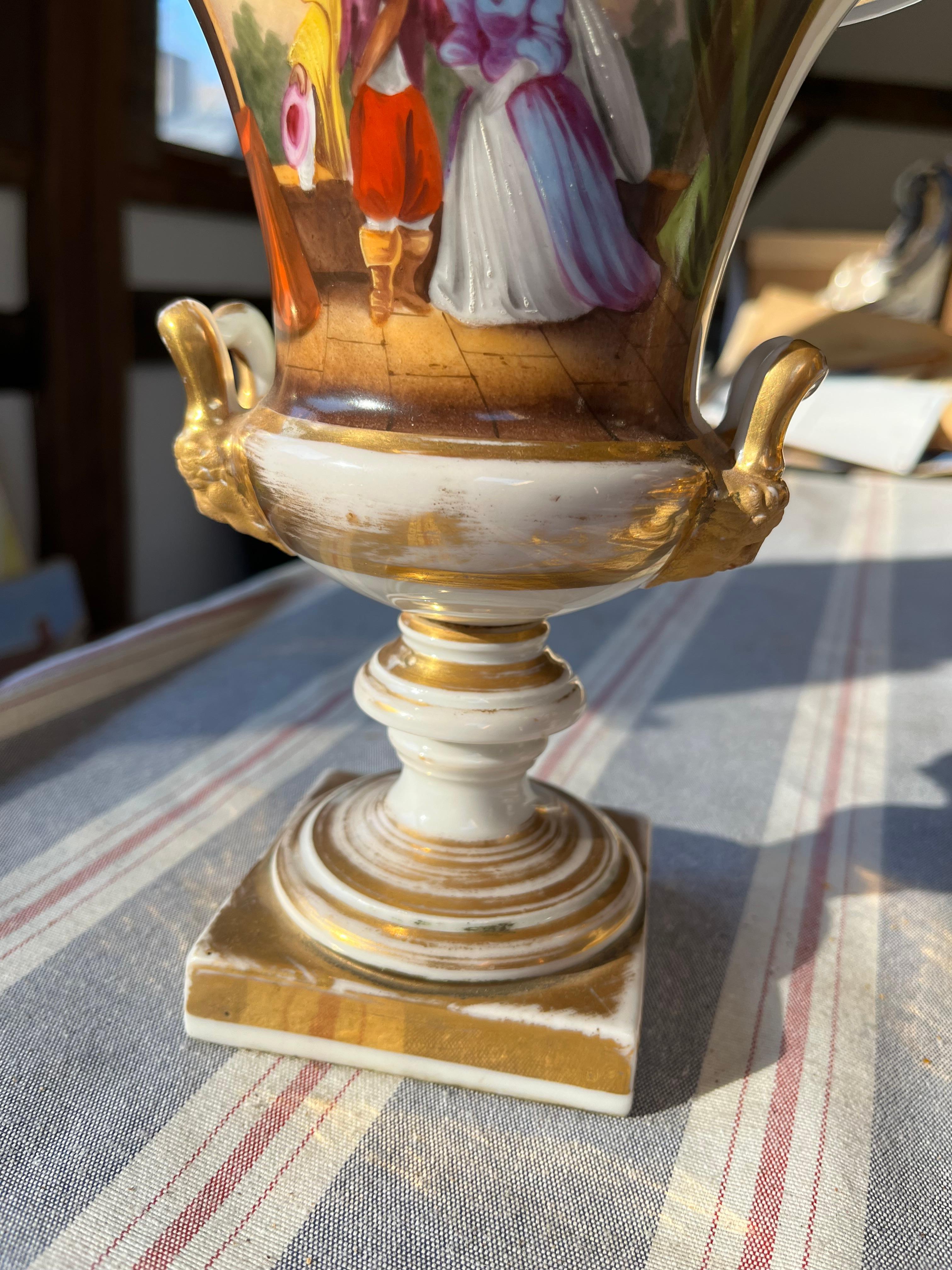 Coppia di urne di porcellana Old Paris, C.C. 1800 In condizioni buone in vendita a Doylestown, PA