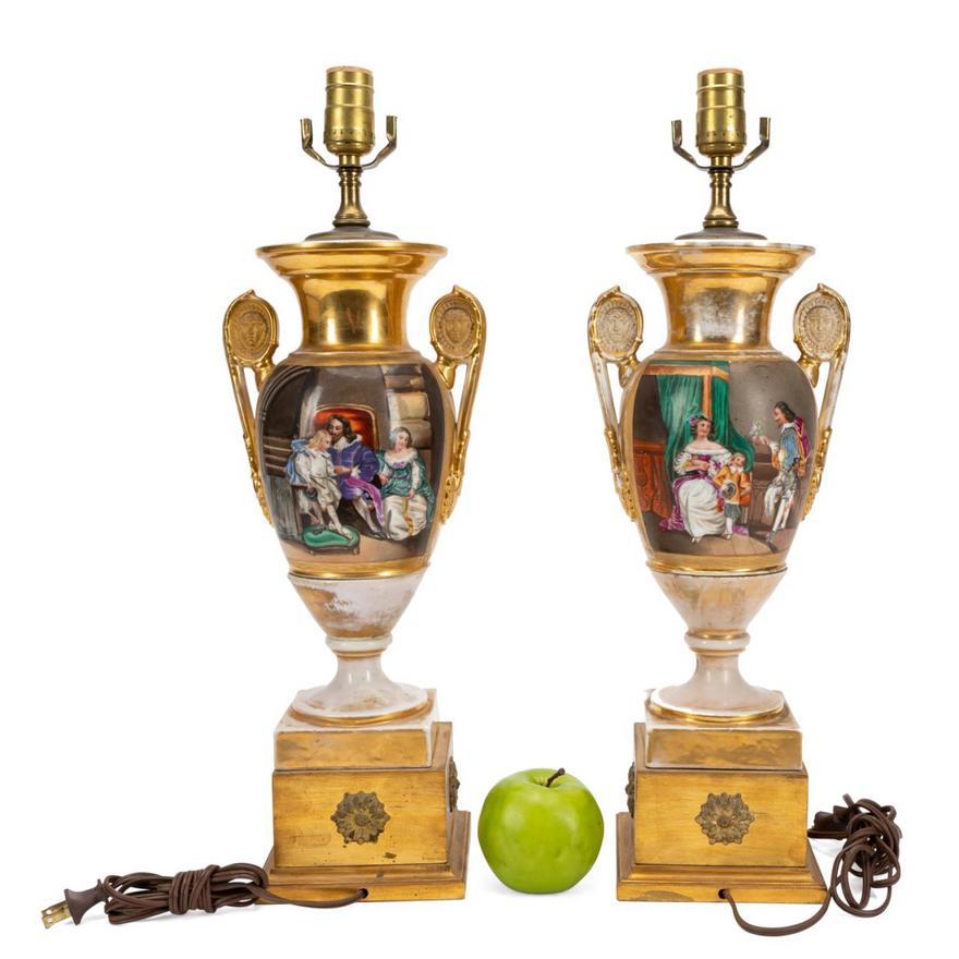 Pareja de Urnas de Porcelana Old Paris, montadas como lámparas Mediados del siglo XIX en venta