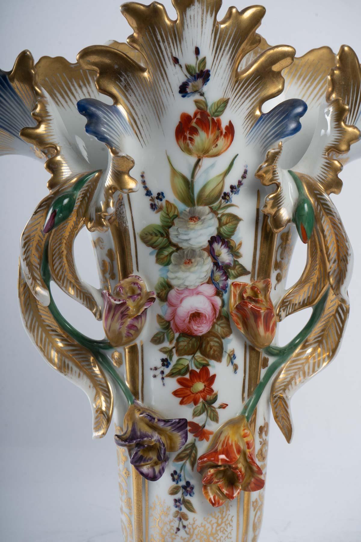 Pair of Old Paris porcelain vases, 19th century.
Measures: H: 37 cm, W: 34 cm, D: 16 cm.