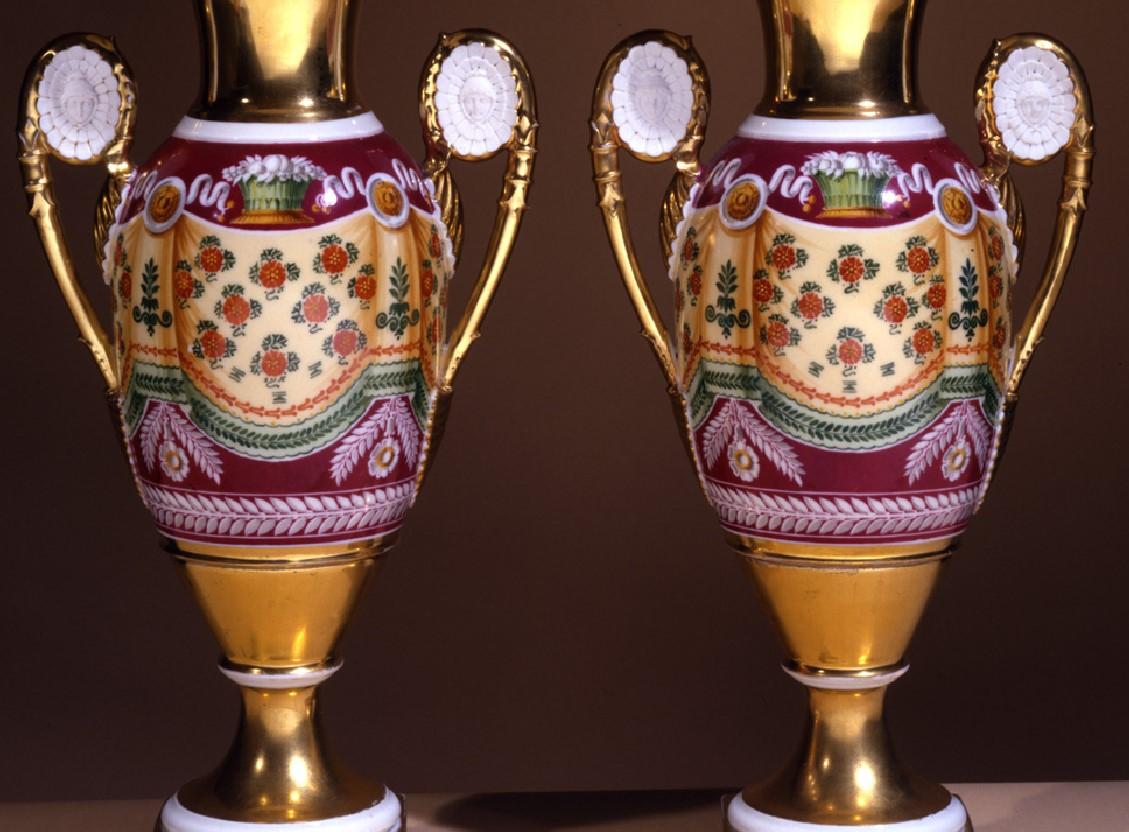 Zwei „Old Paris“-Porzellanvasen mit Draperie-Dekor (Empire) im Angebot