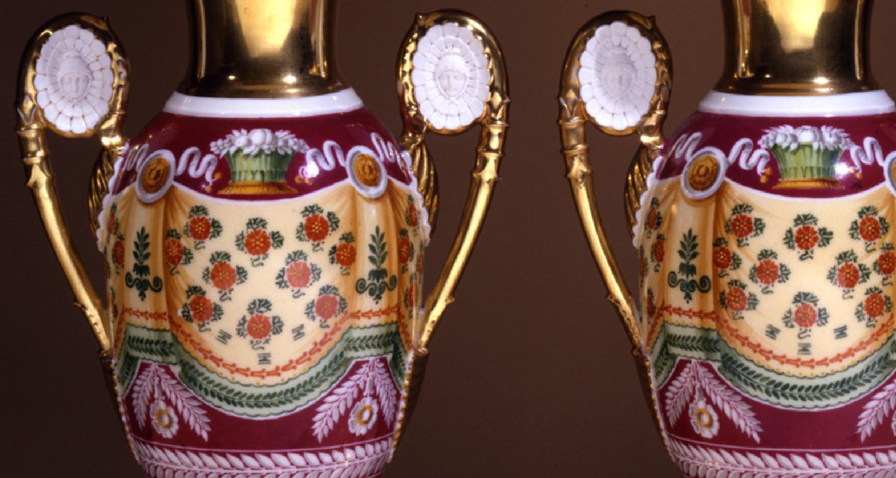 Peint Paire de vases en porcelaine Vieux Paris à décor de draperies en vente