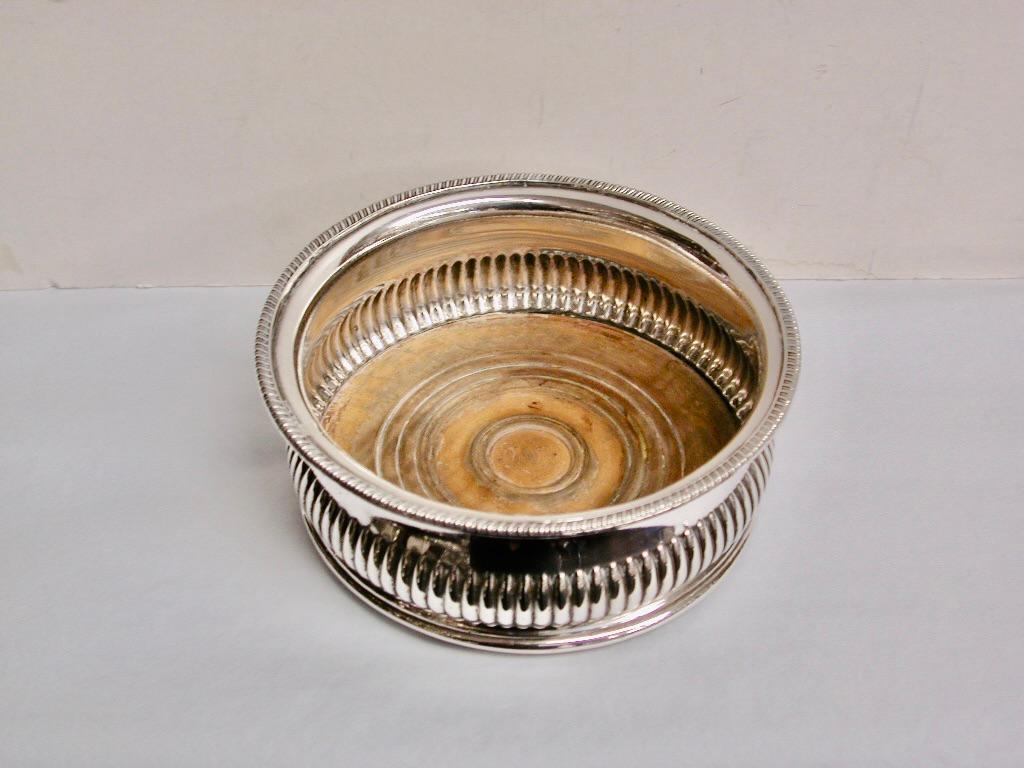Paar alte Sheffield geriffelte Weinuntersetzer von CIRCA 1810 (George III.) im Angebot