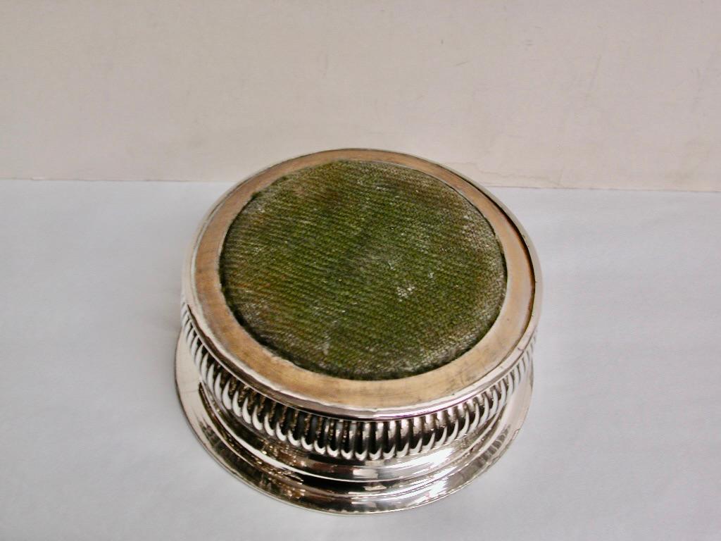 Paar alte Sheffield geriffelte Weinuntersetzer von CIRCA 1810 (Englisch) im Angebot