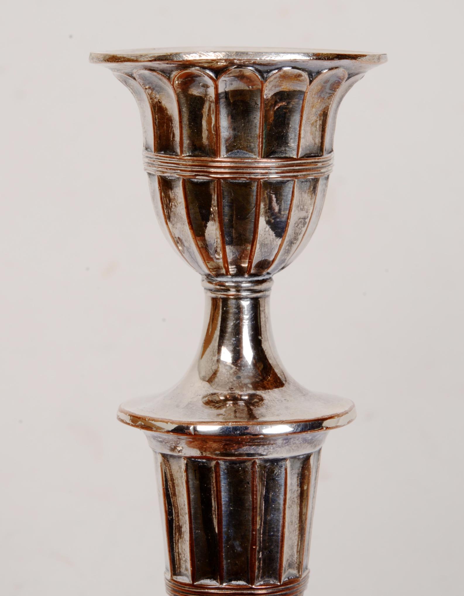 Pareja de candelabros neoclásicos de dos luces Geo III de Sheffield antiguo circa 1800 Placa de Sheffield en venta