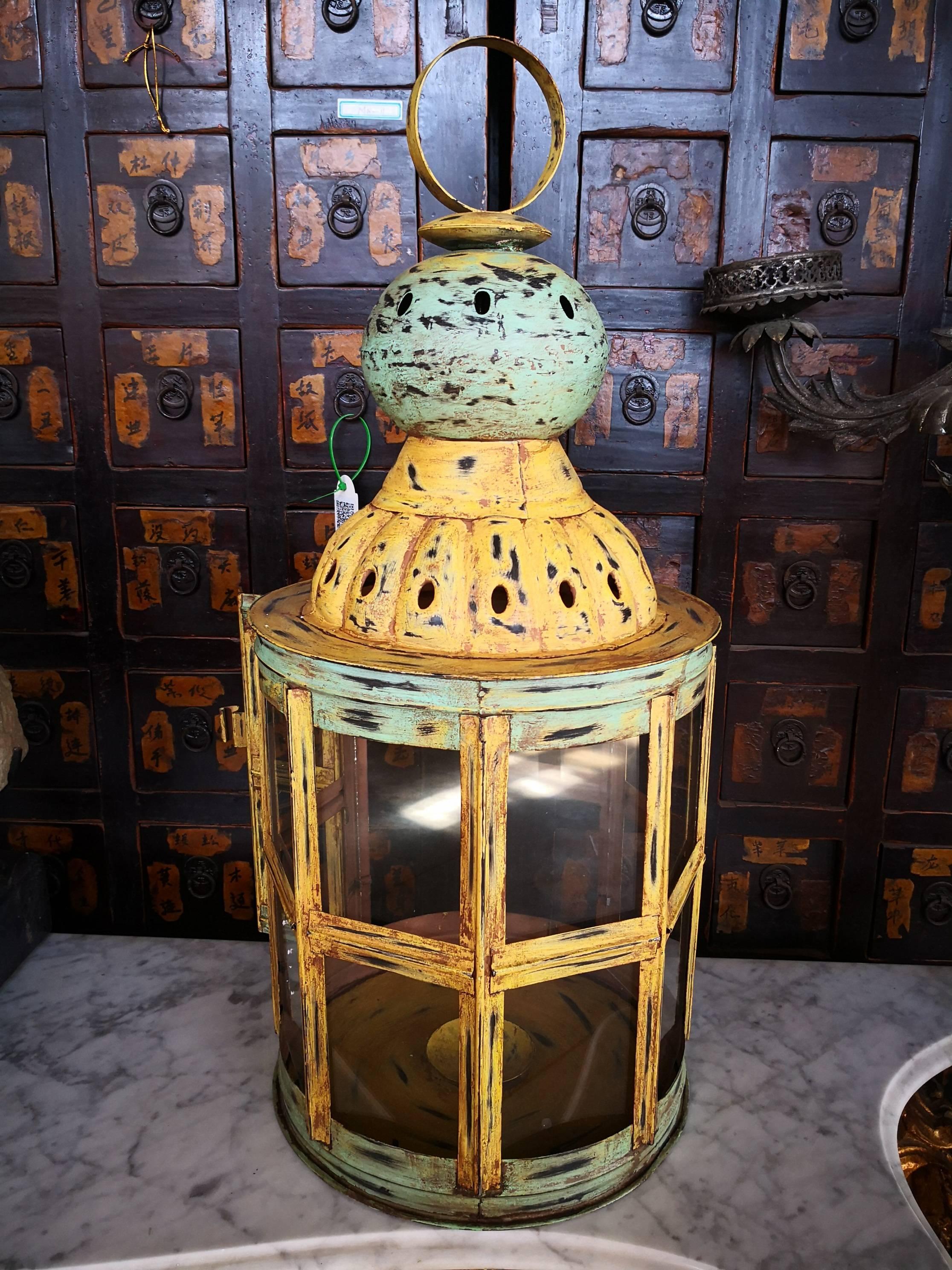 Pair of Old Style Polychrome Metal Lanterns with Crystals In Good Condition For Sale In Marbella, ES