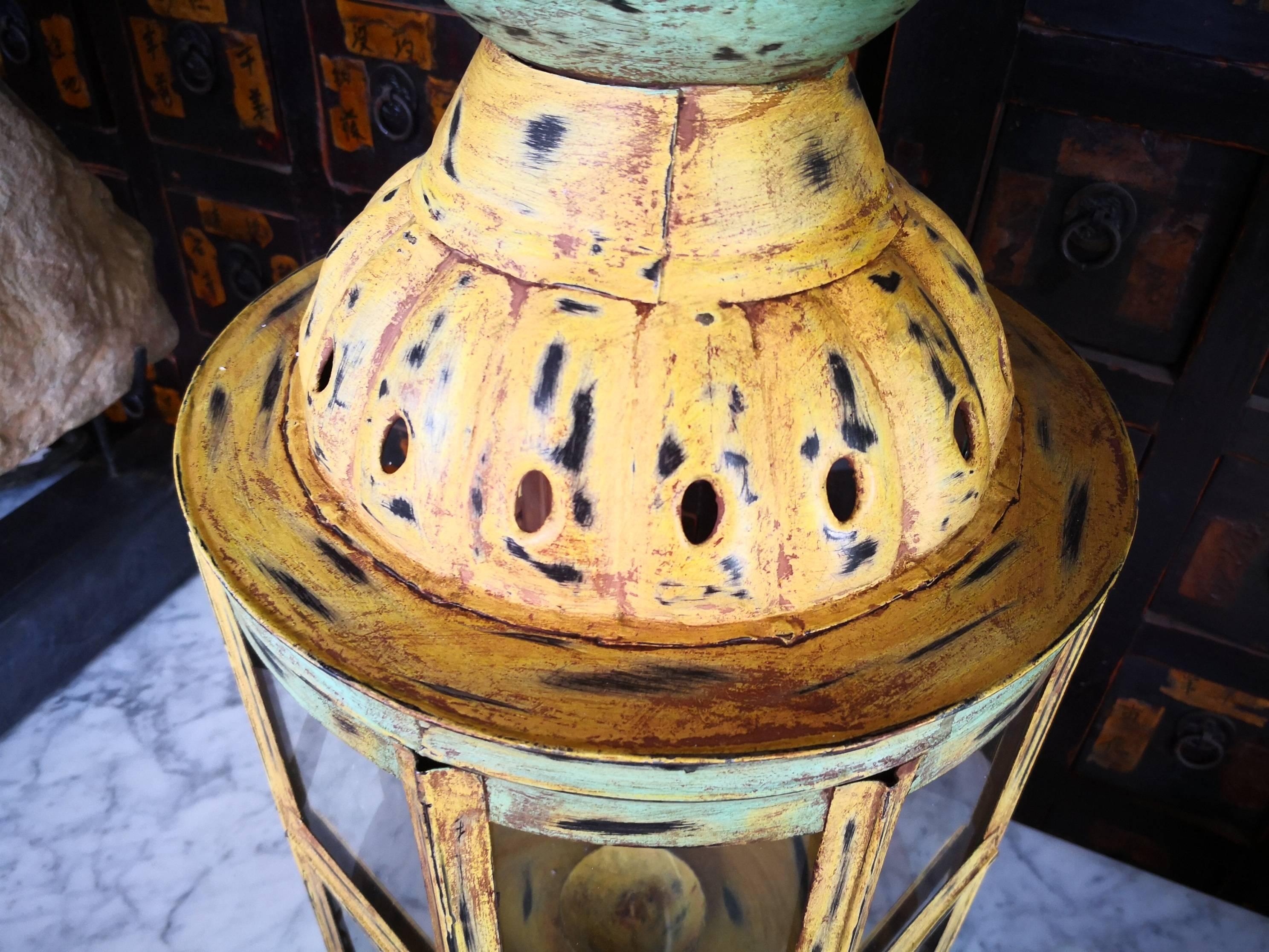 Paire de lanternes en métal polychrome de style ancien avec cristaux en vente 1