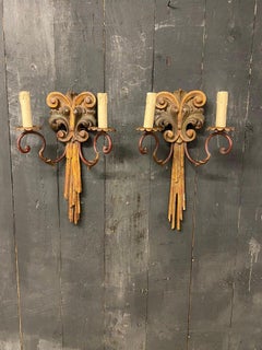 Par de apliques antiguos de madera policromada y hierro forjado, de alrededor de 1950