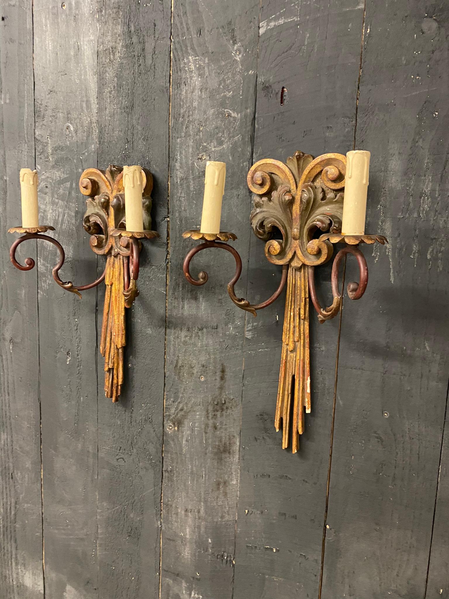 Mid-Century Modern Pair of Old Wall Lights in Polychrome Wood and Wrought Iron circa 1950 For Sale