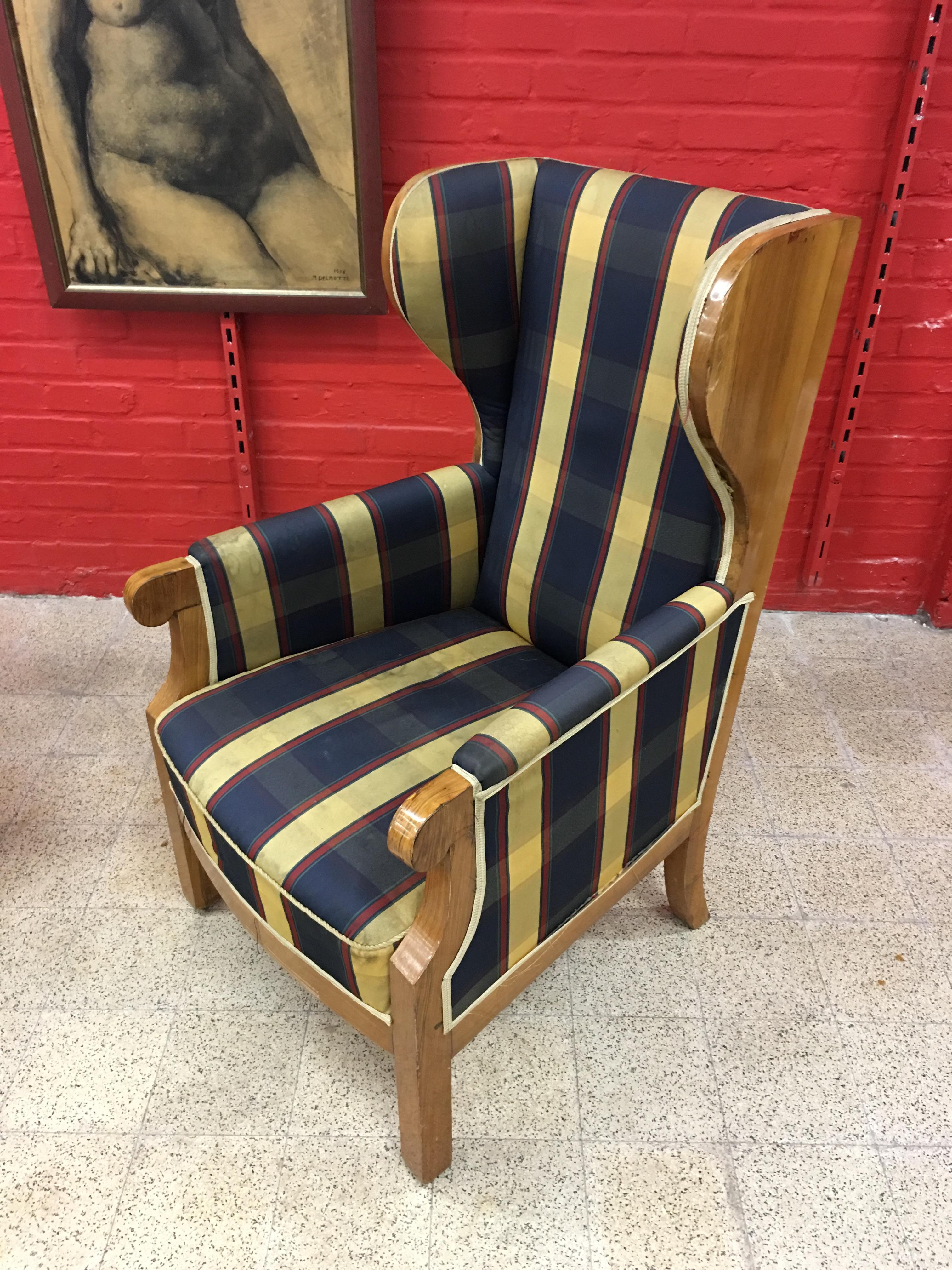 Pair of Old Walnut Veneered Wing Chairs In Fair Condition For Sale In Saint-Ouen, FR