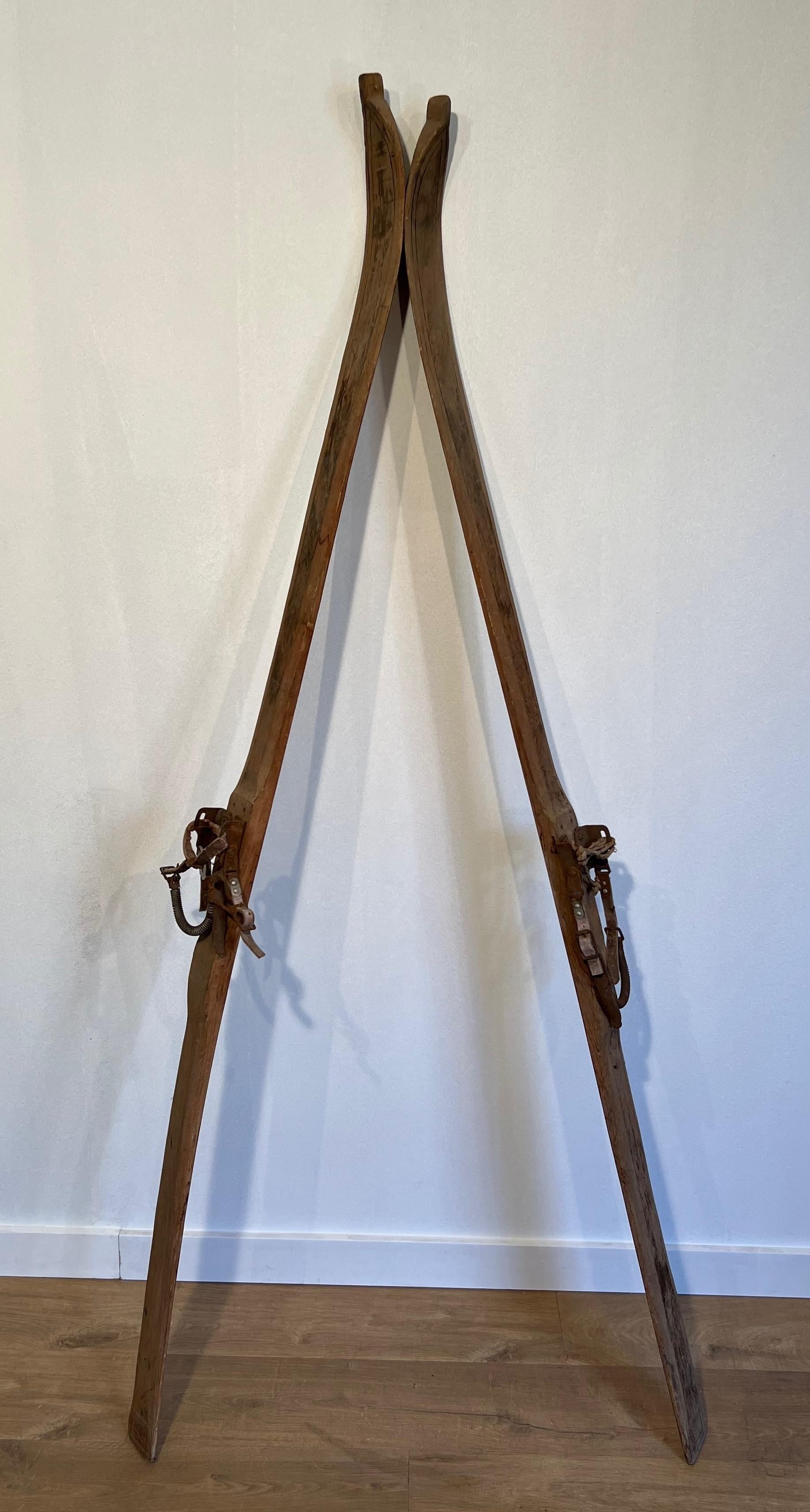 Ein Paar alte Holzskier. Französische Arbeit. CIRCA 1950 im Angebot 5