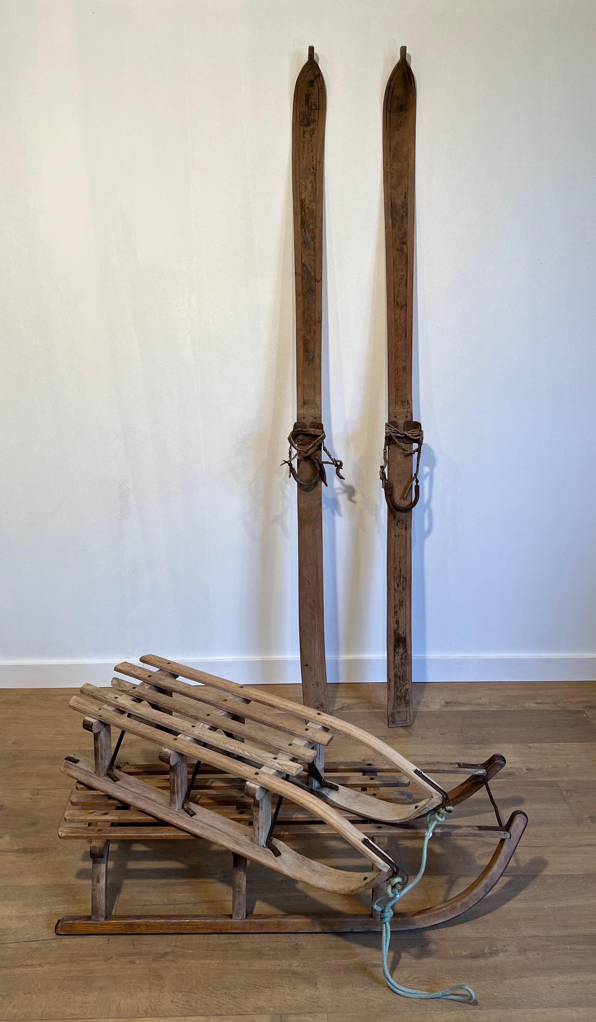 Ein Paar alte Holzskier. Französische Arbeit. CIRCA 1950 im Angebot 6