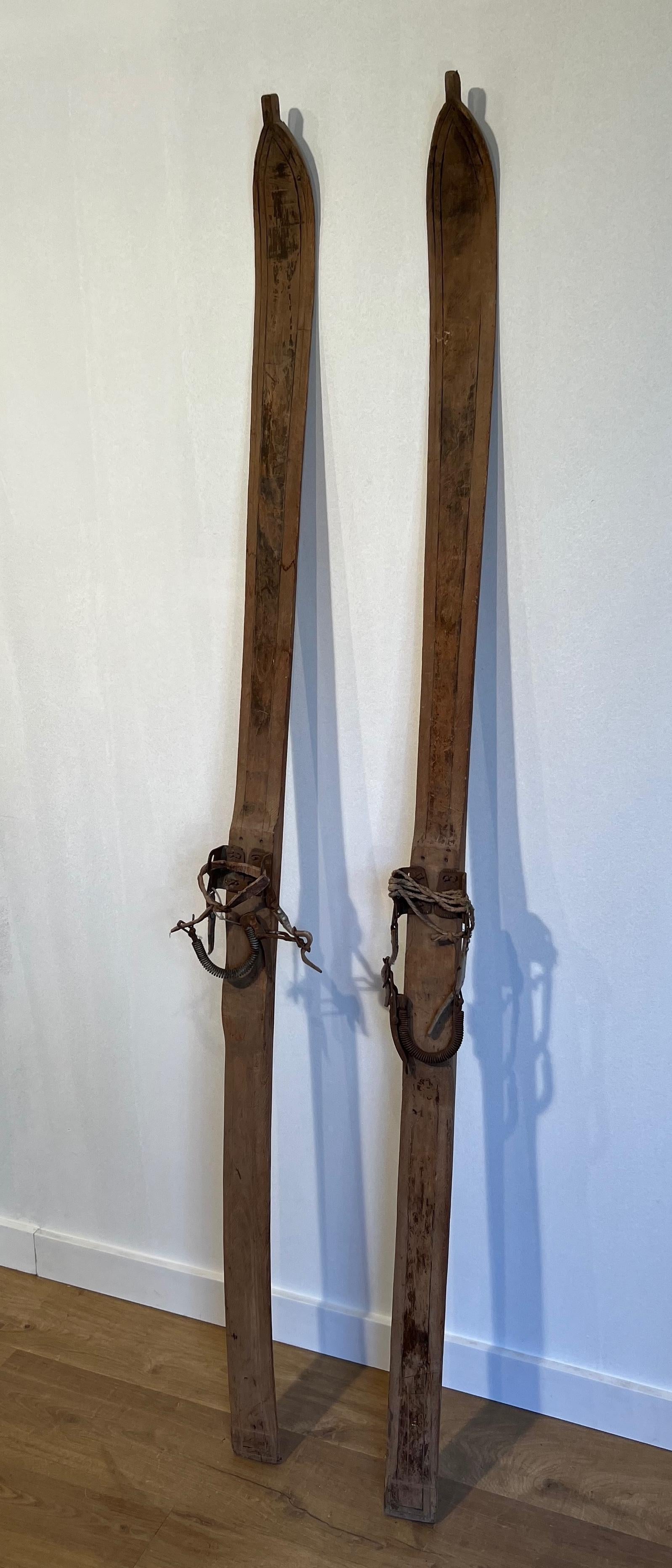 Ein Paar alte Holzskier. Französische Arbeit. CIRCA 1950 im Angebot 7