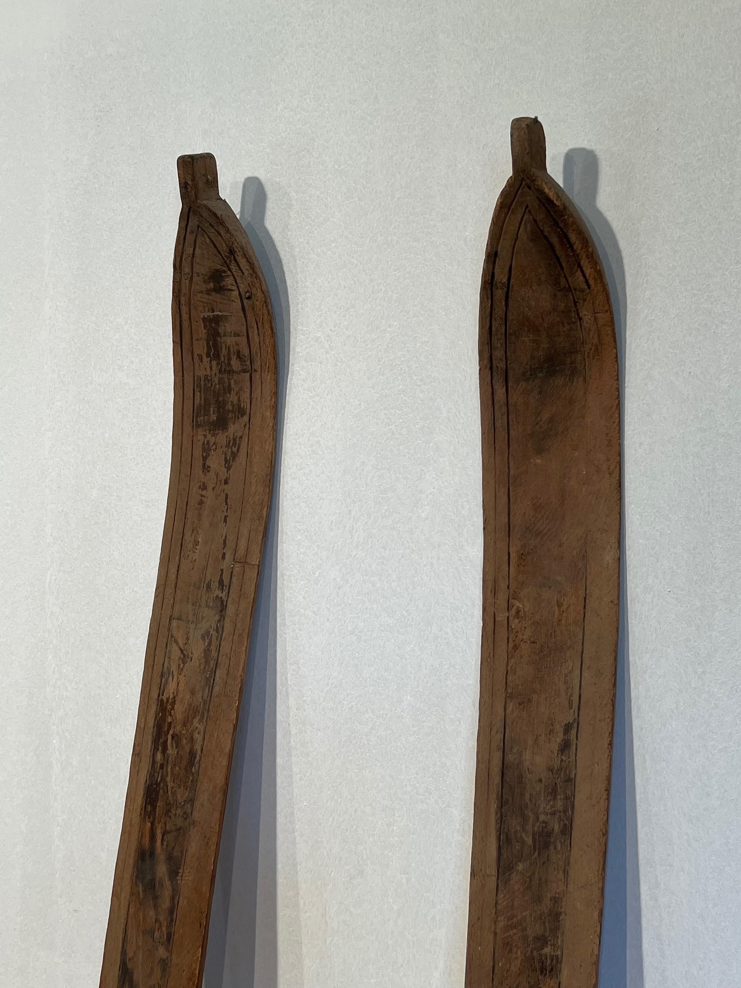 Ein Paar alte Holzskier. Französische Arbeit. CIRCA 1950 im Angebot 8