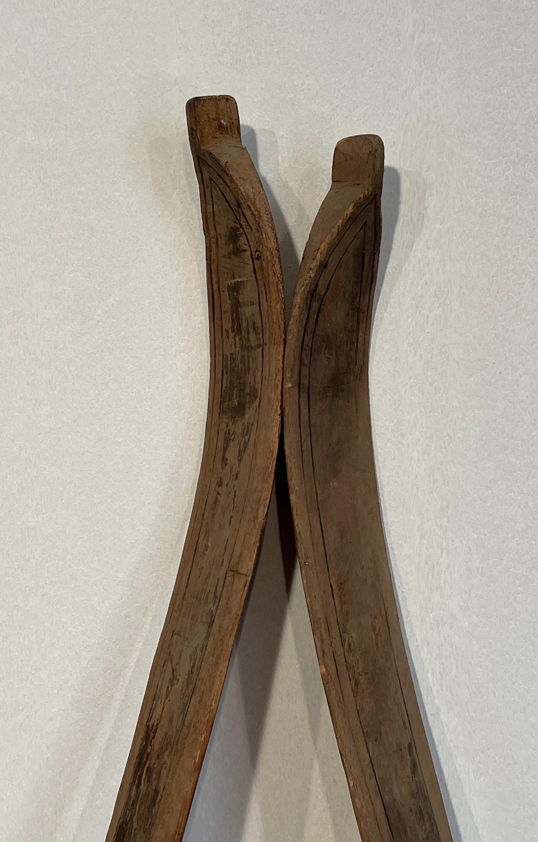 Ein Paar alte Holzskier. Französische Arbeit. CIRCA 1950 im Angebot 9