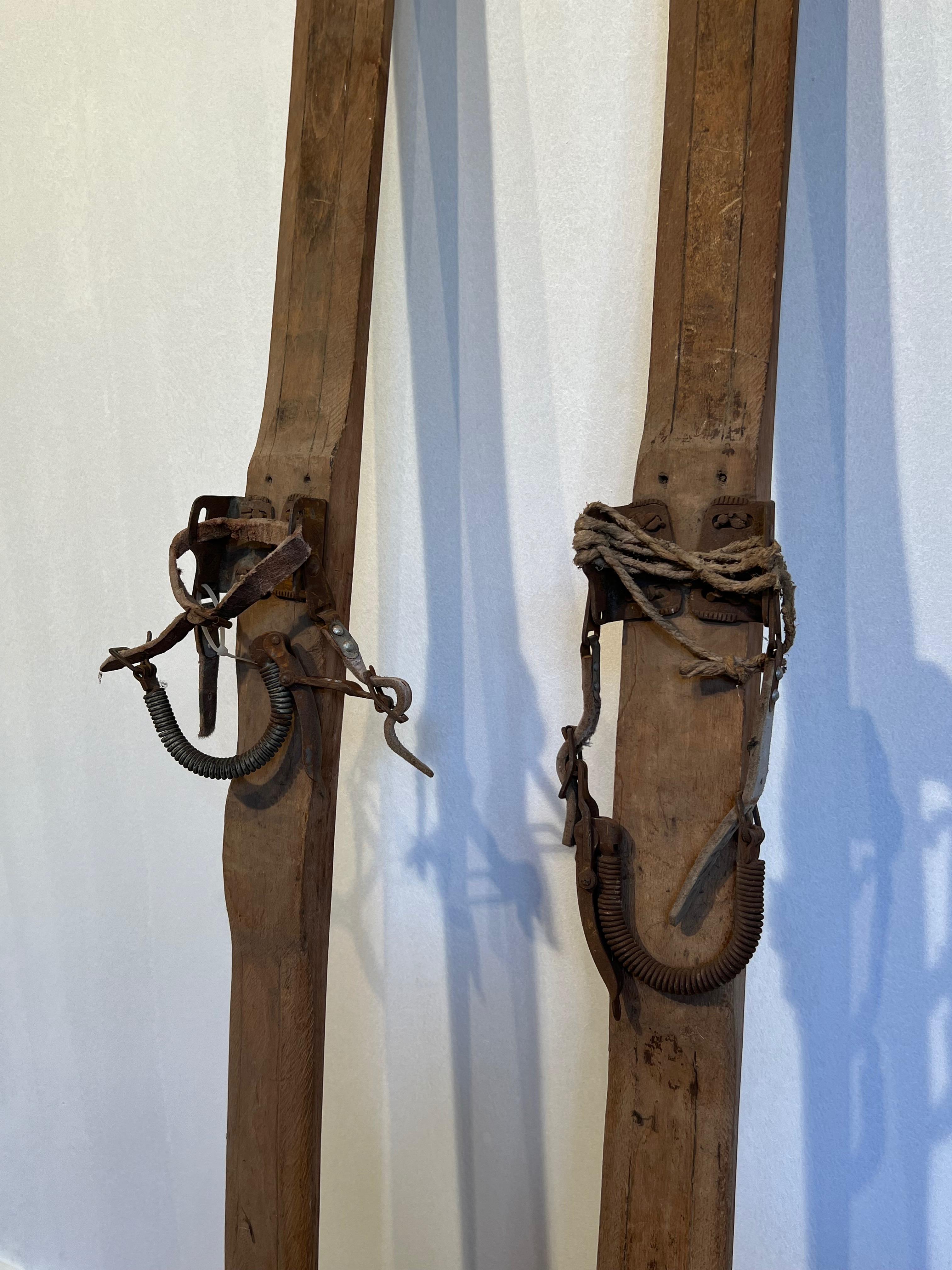 Ein Paar alte Holzskier. Französische Arbeit. CIRCA 1950 im Angebot 10