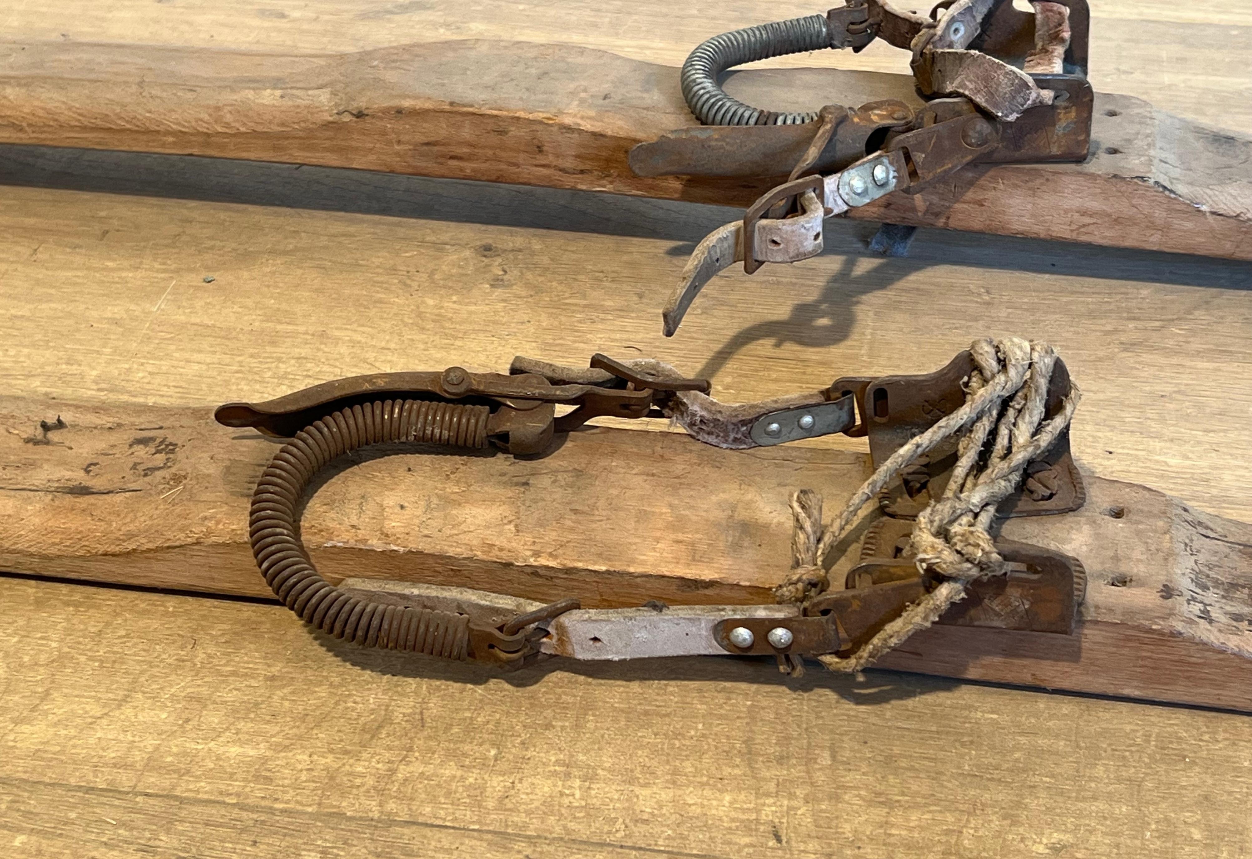 Ein Paar alte Holzskier. Französische Arbeit. CIRCA 1950 im Angebot 11