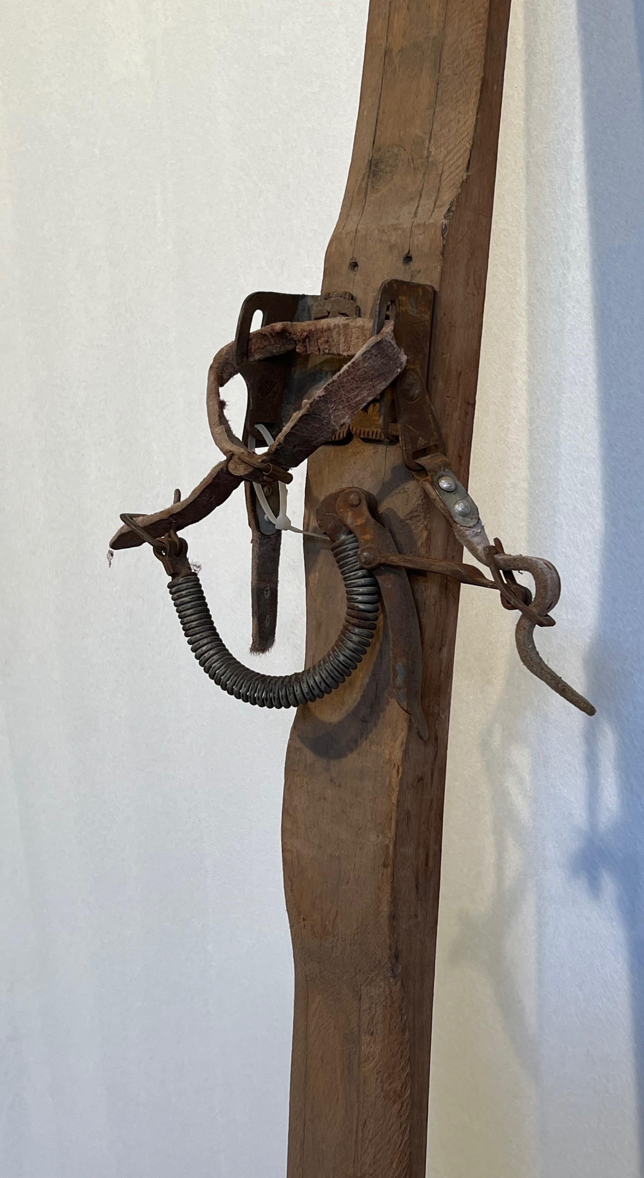 Ein Paar alte Holzskier. Französische Arbeit. CIRCA 1950 im Angebot 12