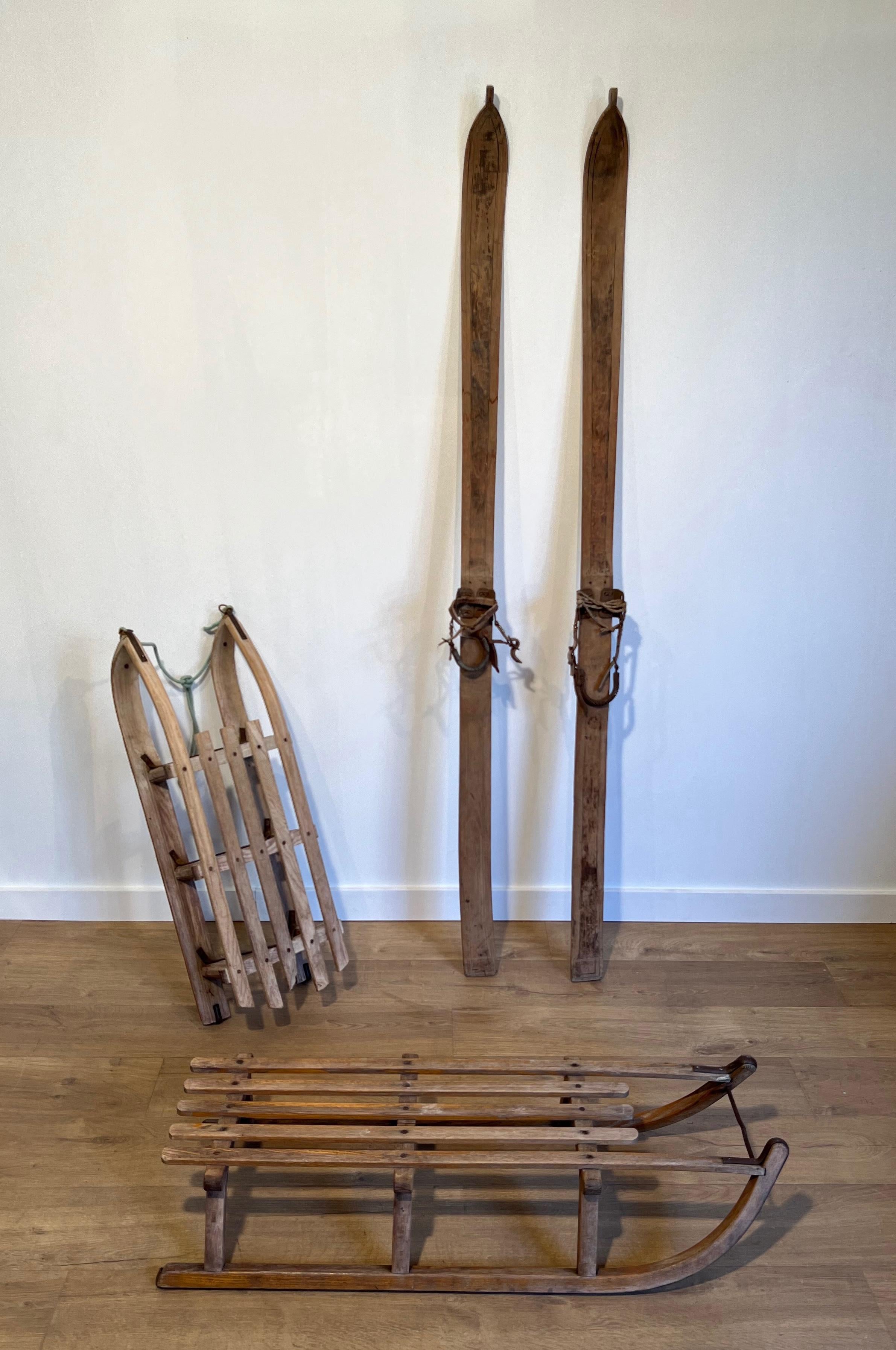 Dieses Paar alter Skier ist aus Holz und Metall gefertigt. Dies ist ein französisches Werk. CIRCA 1950