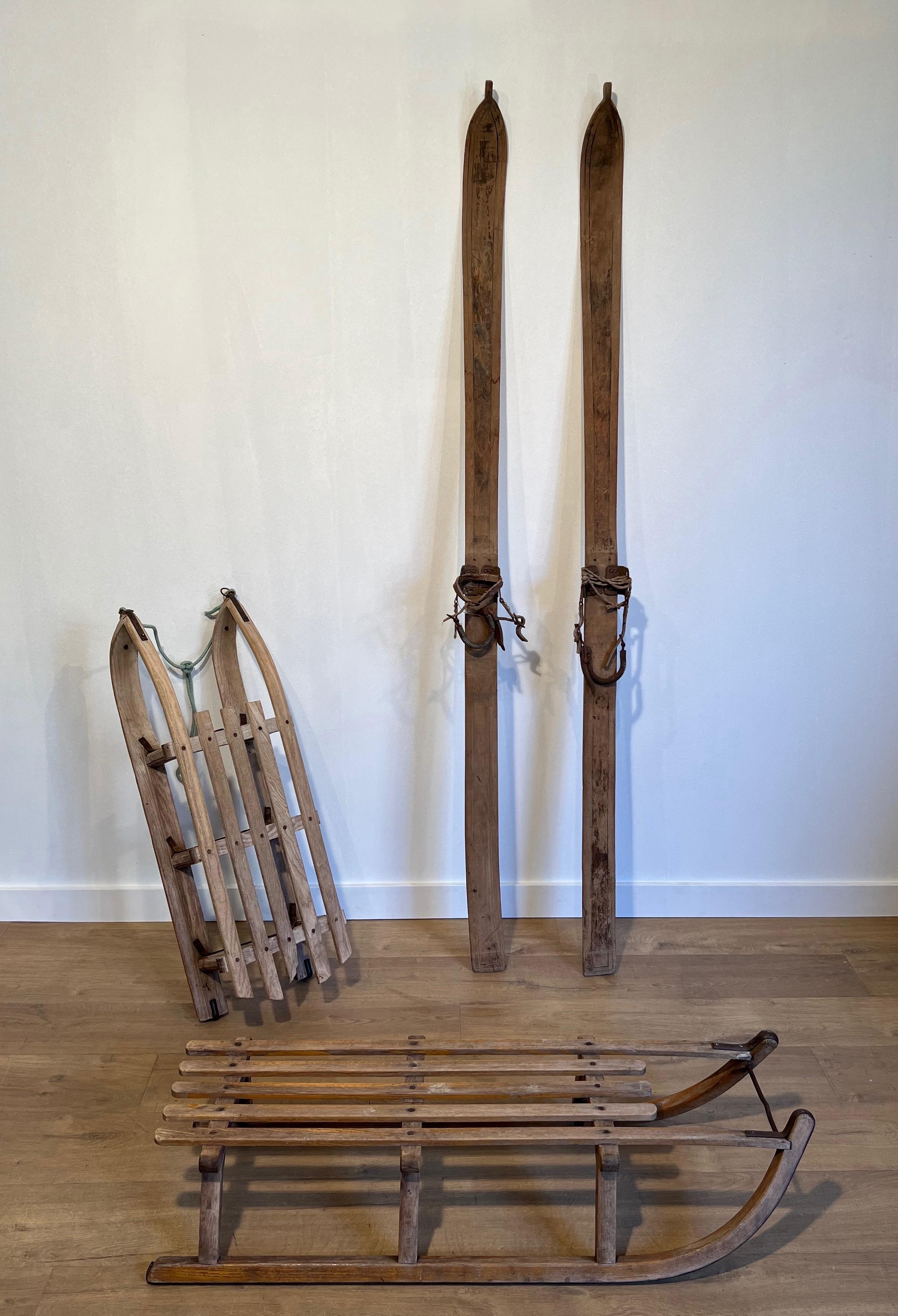 Ein Paar alte Holzskier. Französische Arbeit. CIRCA 1950 im Angebot 14