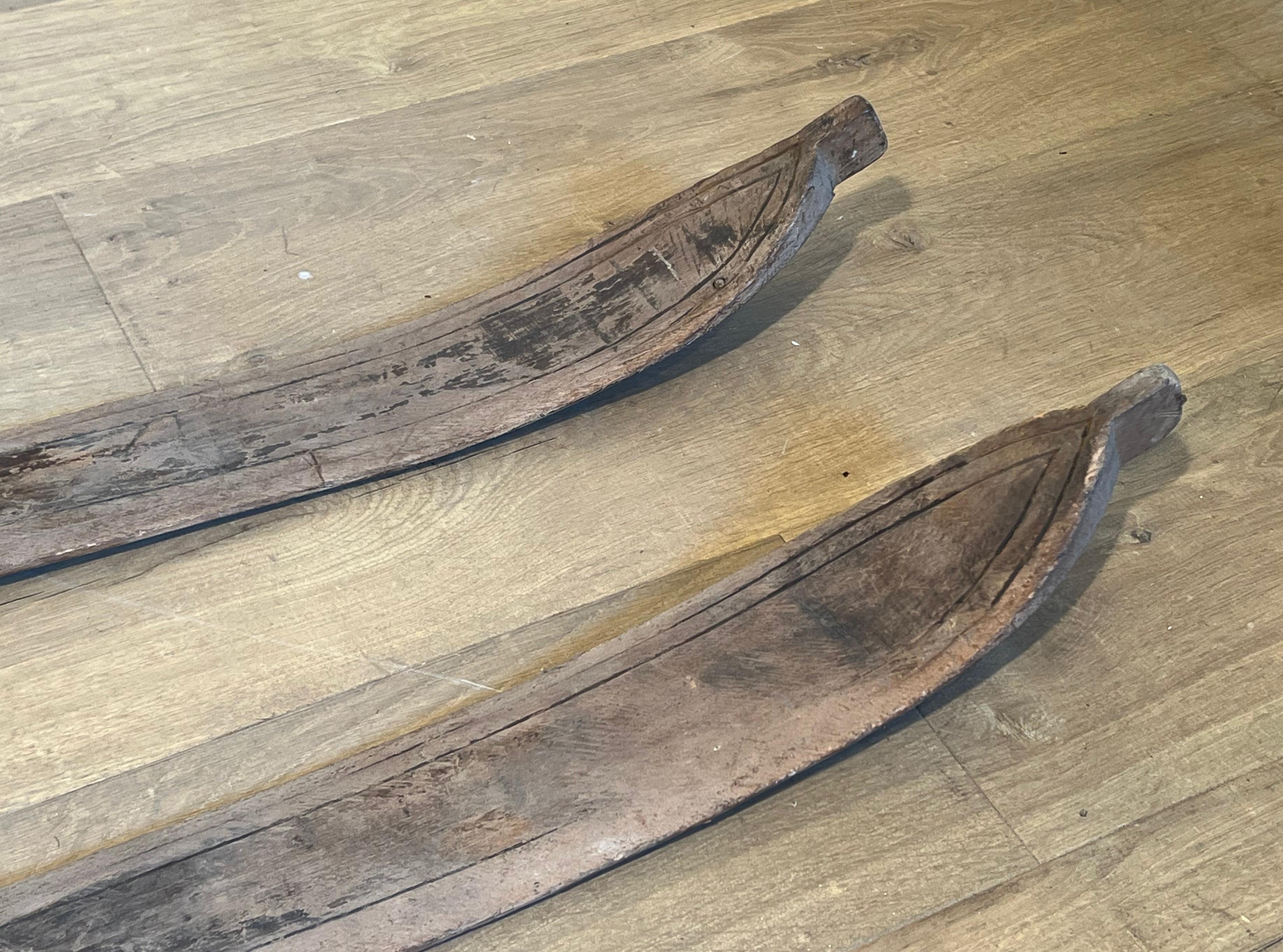 Ein Paar alte Holzskier. Französische Arbeit. CIRCA 1950 im Zustand „Gut“ im Angebot in Marcq-en-Barœul, Hauts-de-France