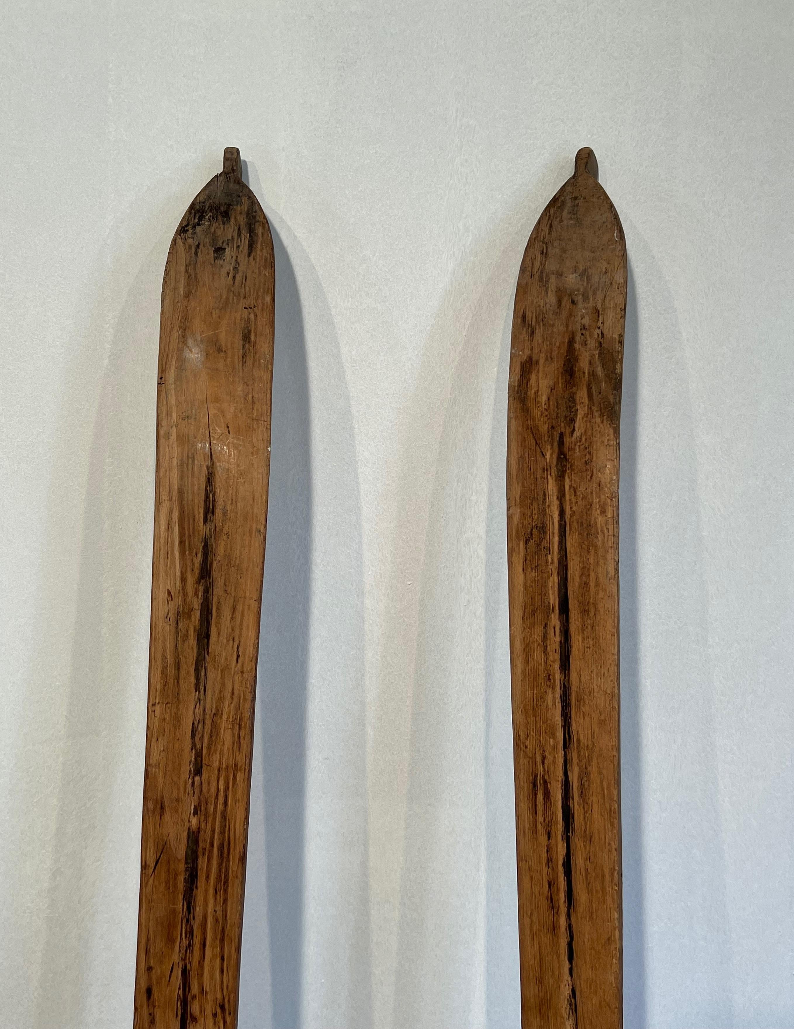 Ein Paar alte Holzskier. Französische Arbeit. CIRCA 1950 im Angebot 2