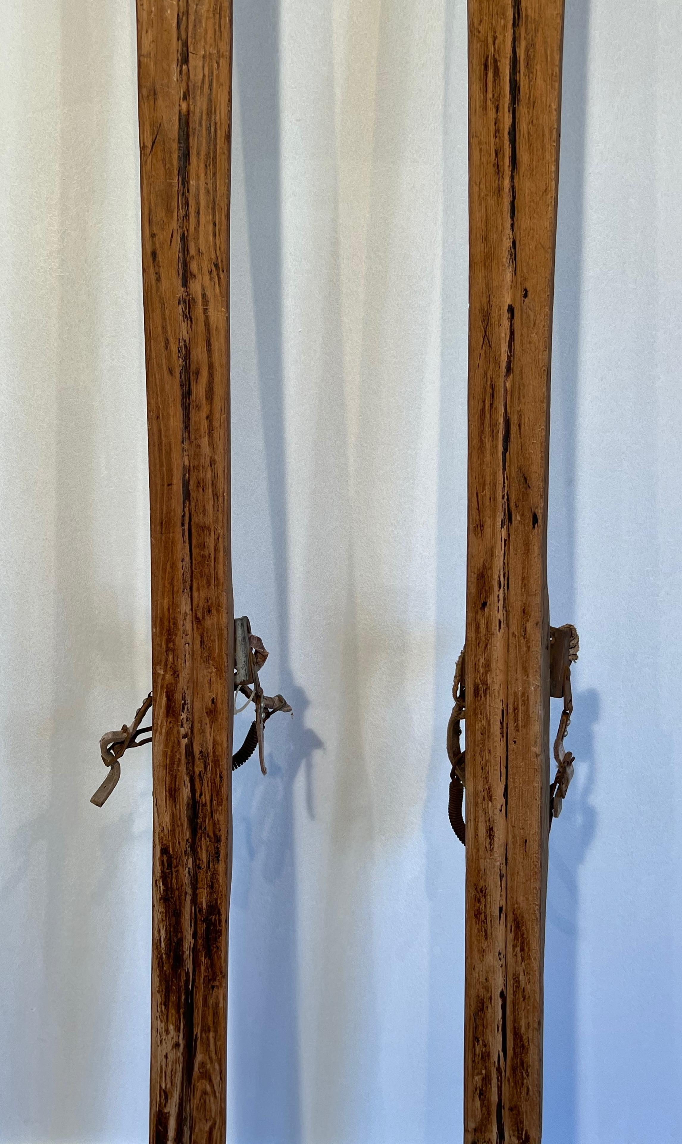 Ein Paar alte Holzskier. Französische Arbeit. CIRCA 1950 im Angebot 3