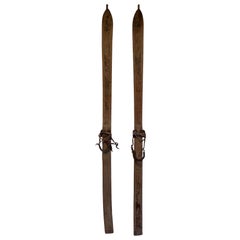 Paire de vieux skis en bois. Travail français. Circa 1950