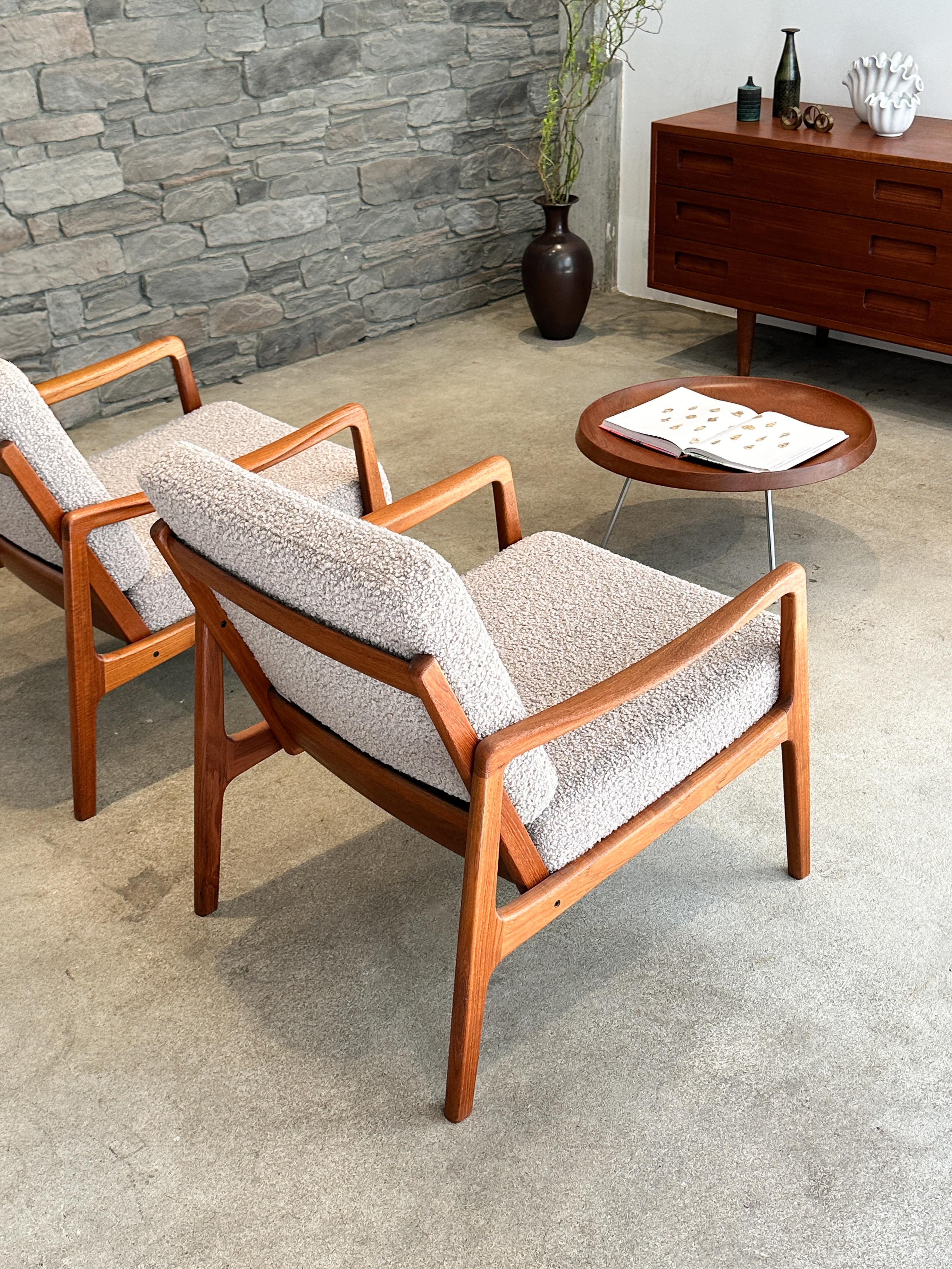 A beautiful pair of Ole Wanscher lounge chairs in teak and new upholstery with a luxurious bouclé fabric by Dedar Milano. 

Complete knock-down system to easily ship. Made of solid teak, made in Denmark by France & Son in the early 1960s. 

The