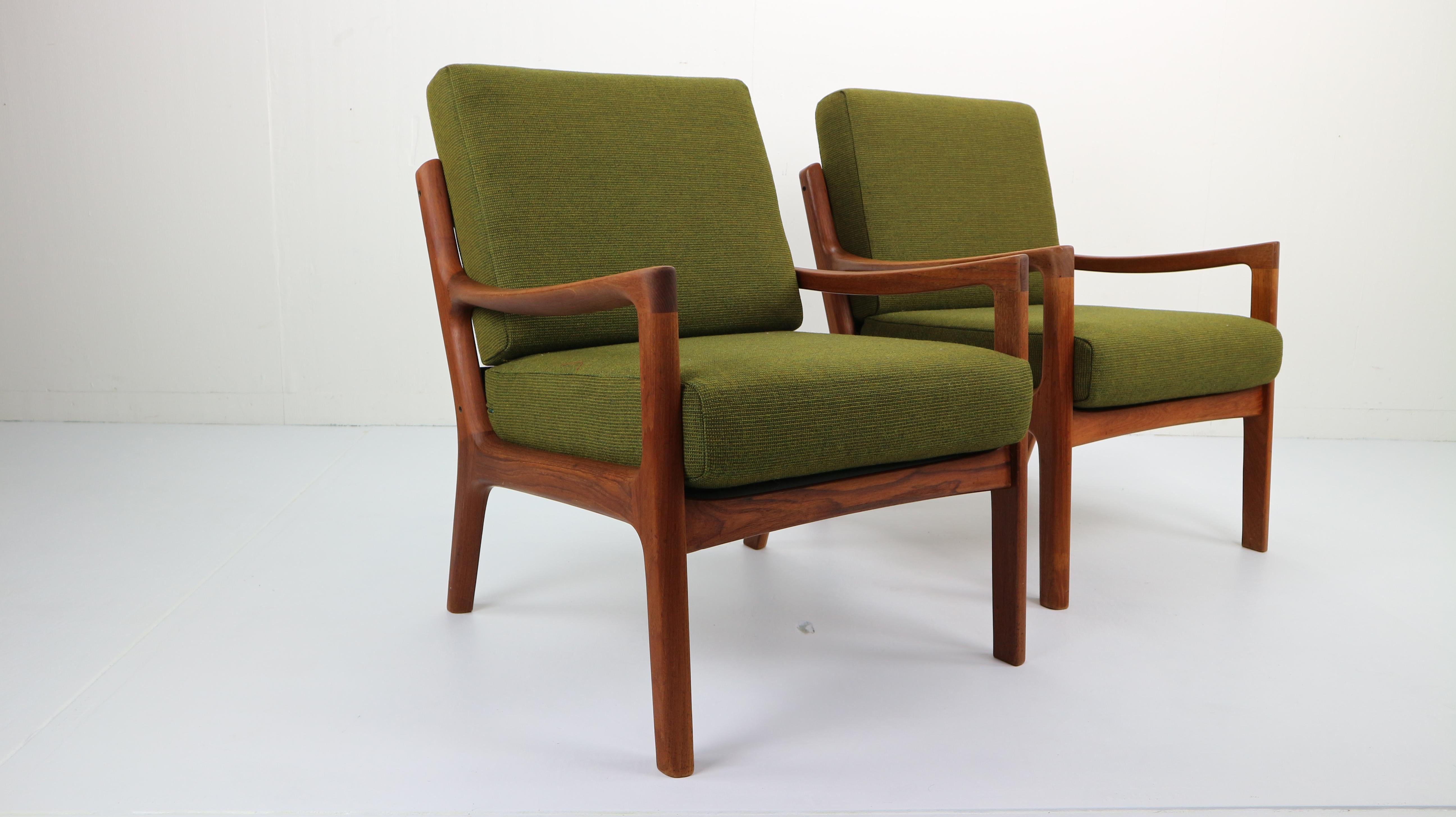 Beautiful pair of Danish design ''Senator'' lounge chairs in teak by Ole Wanscher produced by P. Jeppesen in the 1950s.
The chairs have a solid teak organic sculpted frame and there have been newly upholstered with green high quality wool