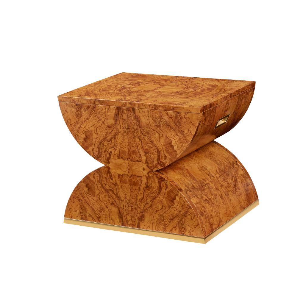 L'étonnante silhouette géométrique crée une forme hypnotique, transformant cette pièce fonctionnelle en un chef-d'œuvre sculptural. Chaque table met en valeur les extraordinaires motifs naturels de la loupe de frêne d'olivier, prisée pour son grain